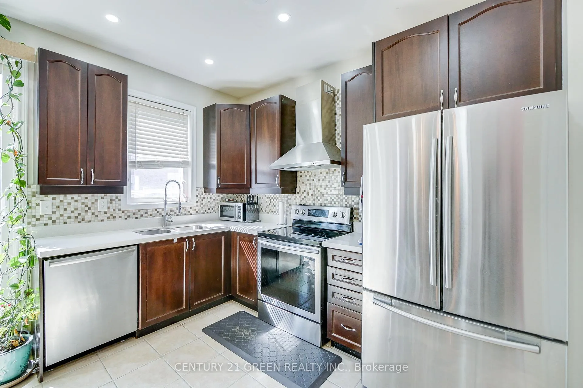 Photo 11 of 330 Schreyer Crescent, Milton, Harrison — HOMEH