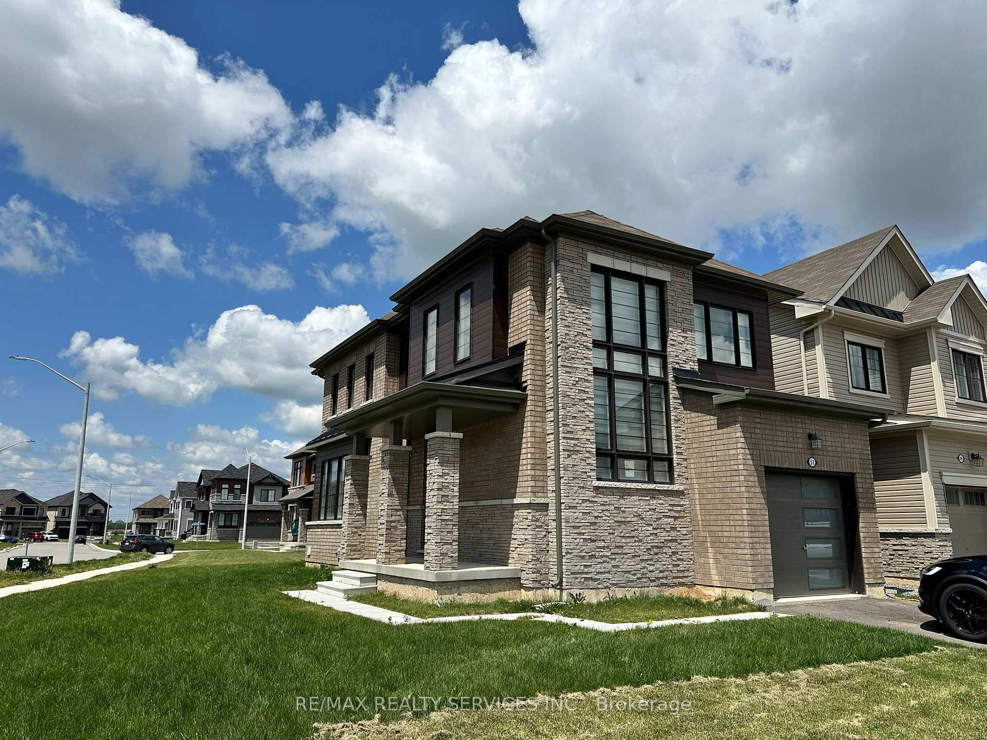 Photo 3 of 51 Sugar May Avenue E, Thorold, Rolling Meadows — HOMEH