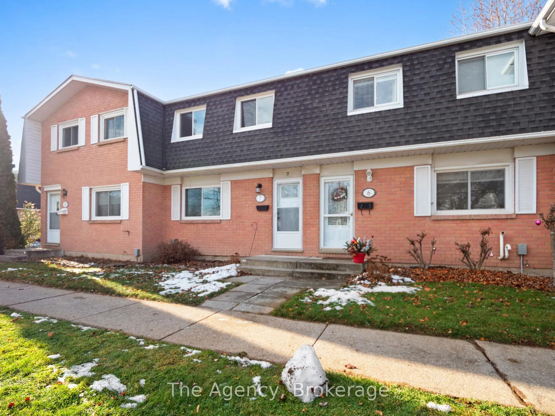 Photo 2 of Unit 7, 185 Denistoun Street, Welland, Broadway — HOMEH
