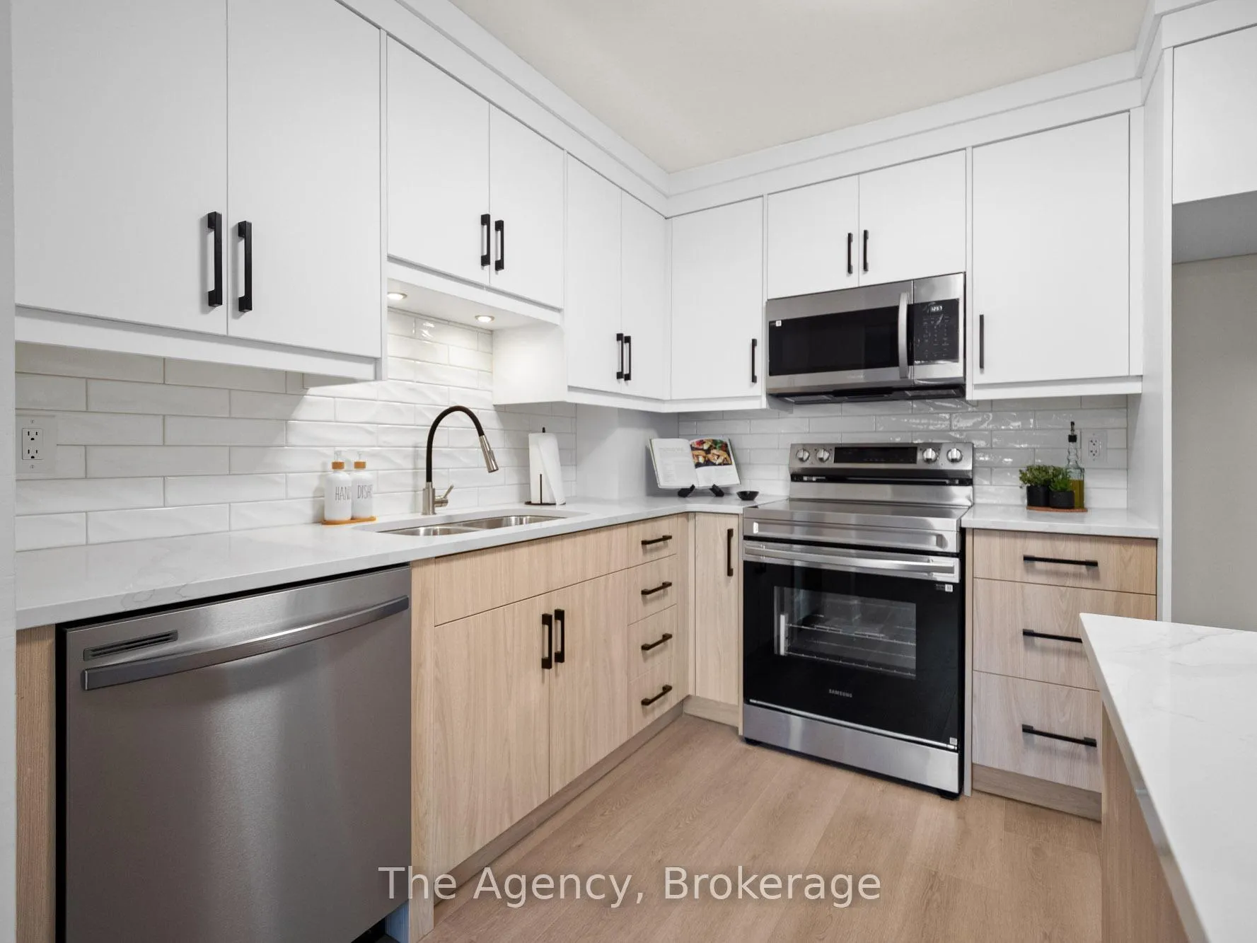 Photo 3 of Unit 7, 185 Denistoun Street, Welland, Broadway — HOMEH
