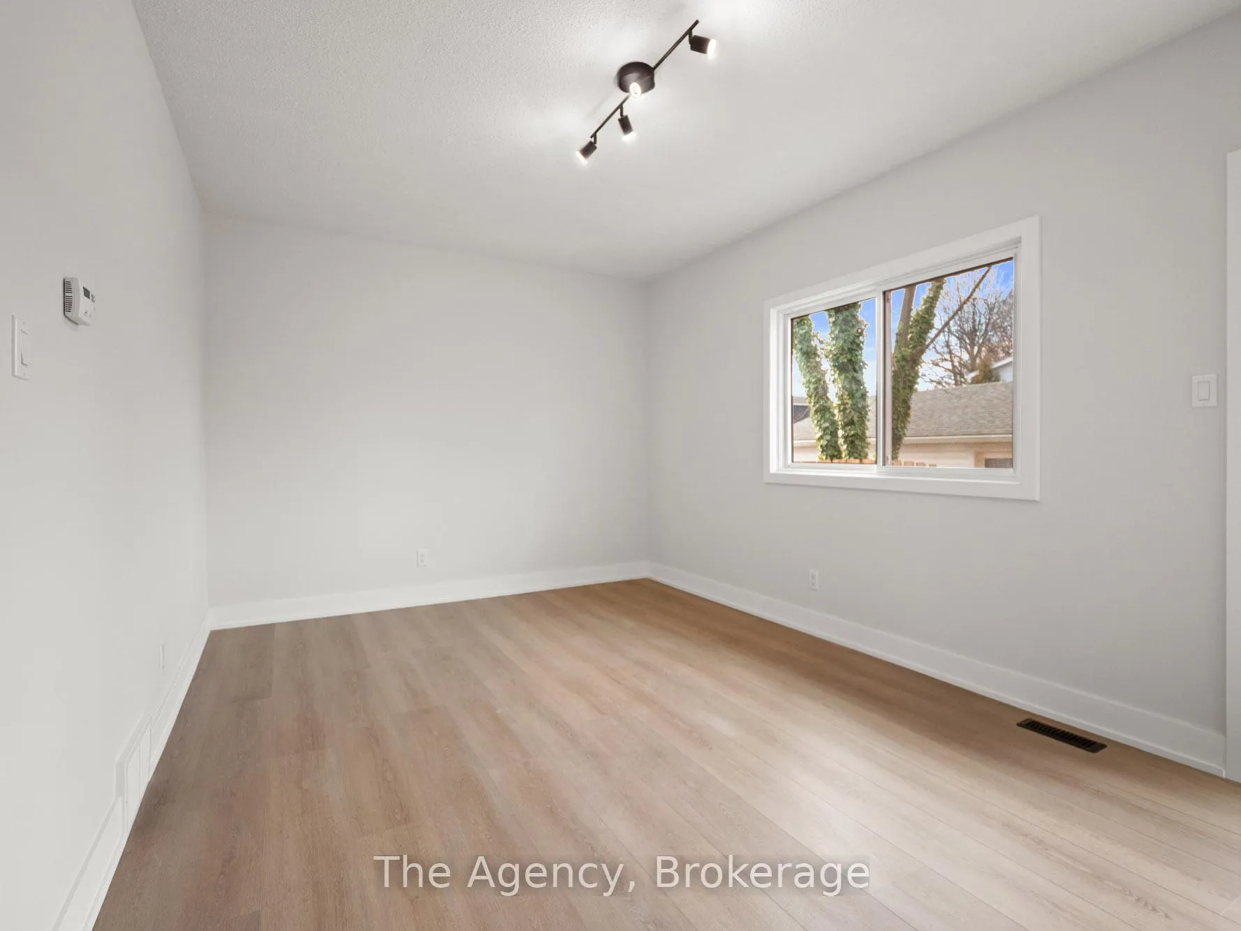 Photo 9 of Unit 7, 185 Denistoun Street, Welland, Broadway — HOMEH
