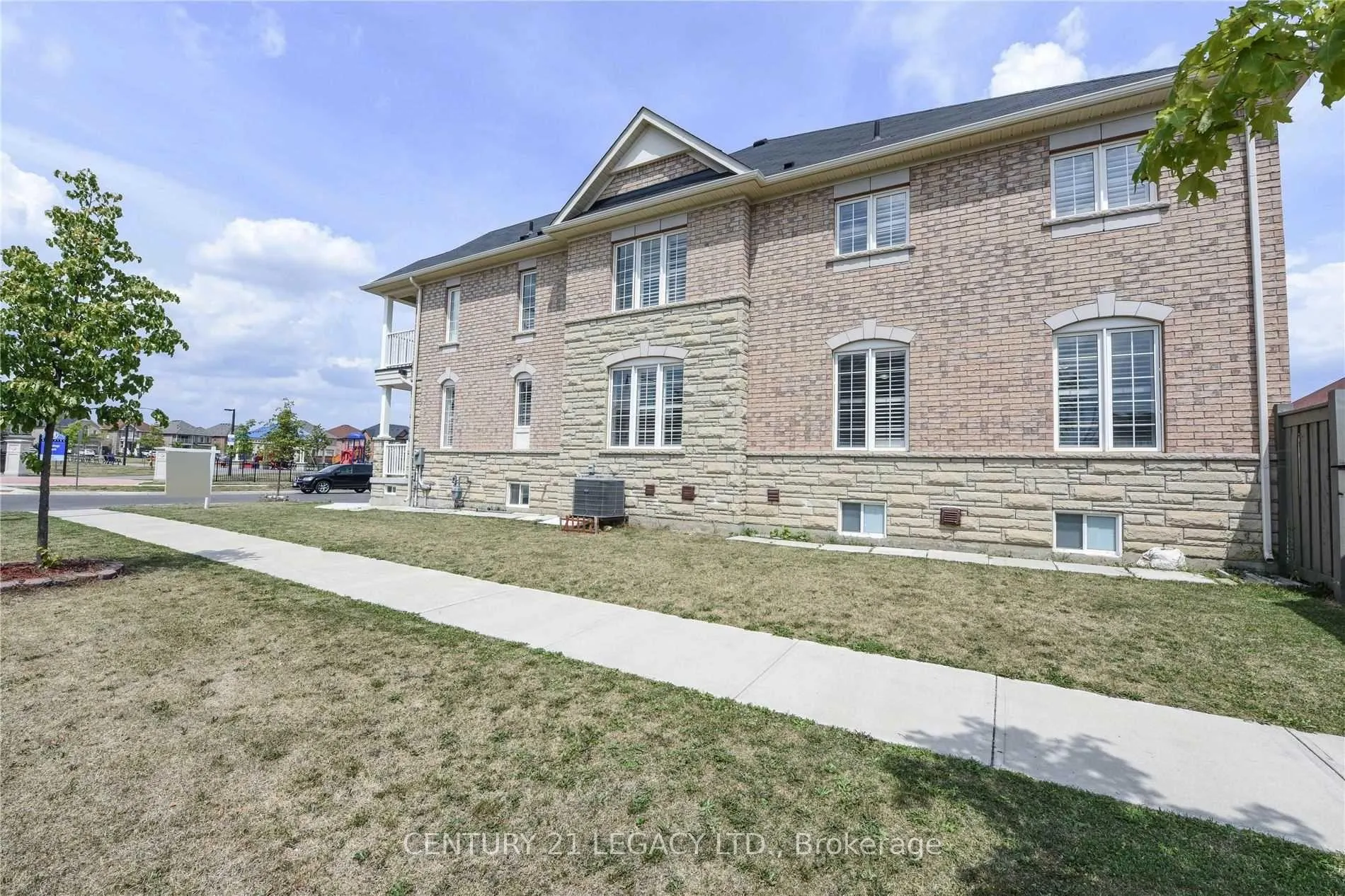 Photo 13 of 73 Buchanan Crescent, Brampton, Credit Valley — HOMEH