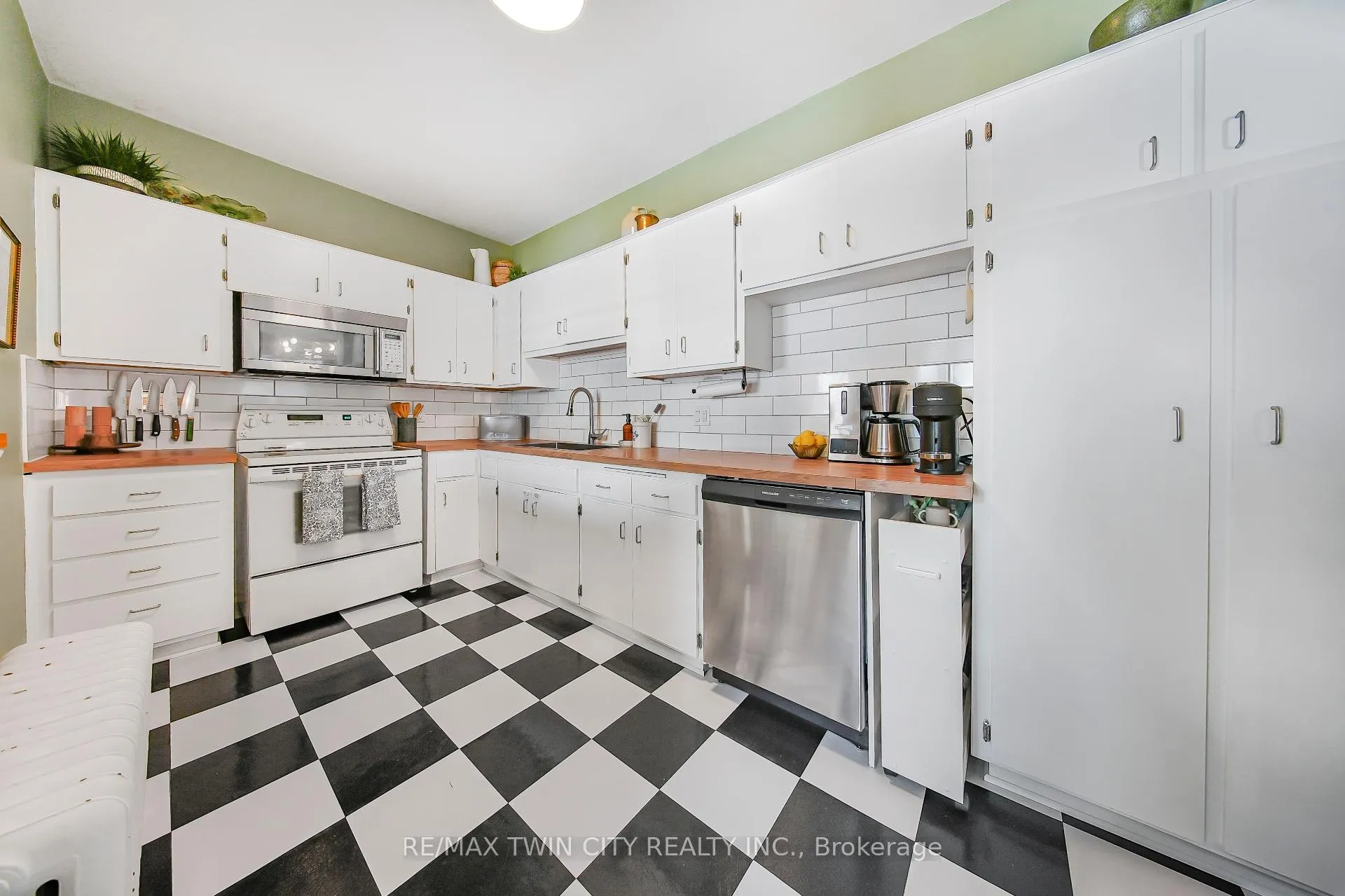 Photo 18 of 60 Heins Avenue, Kitchener, Victoria Park — HOMEH