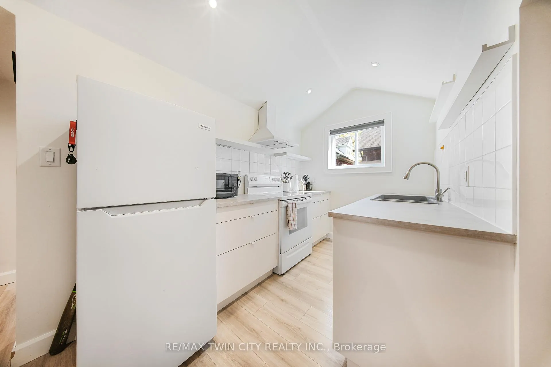 Photo 36 of 60 Heins Avenue, Kitchener, Victoria Park — HOMEH