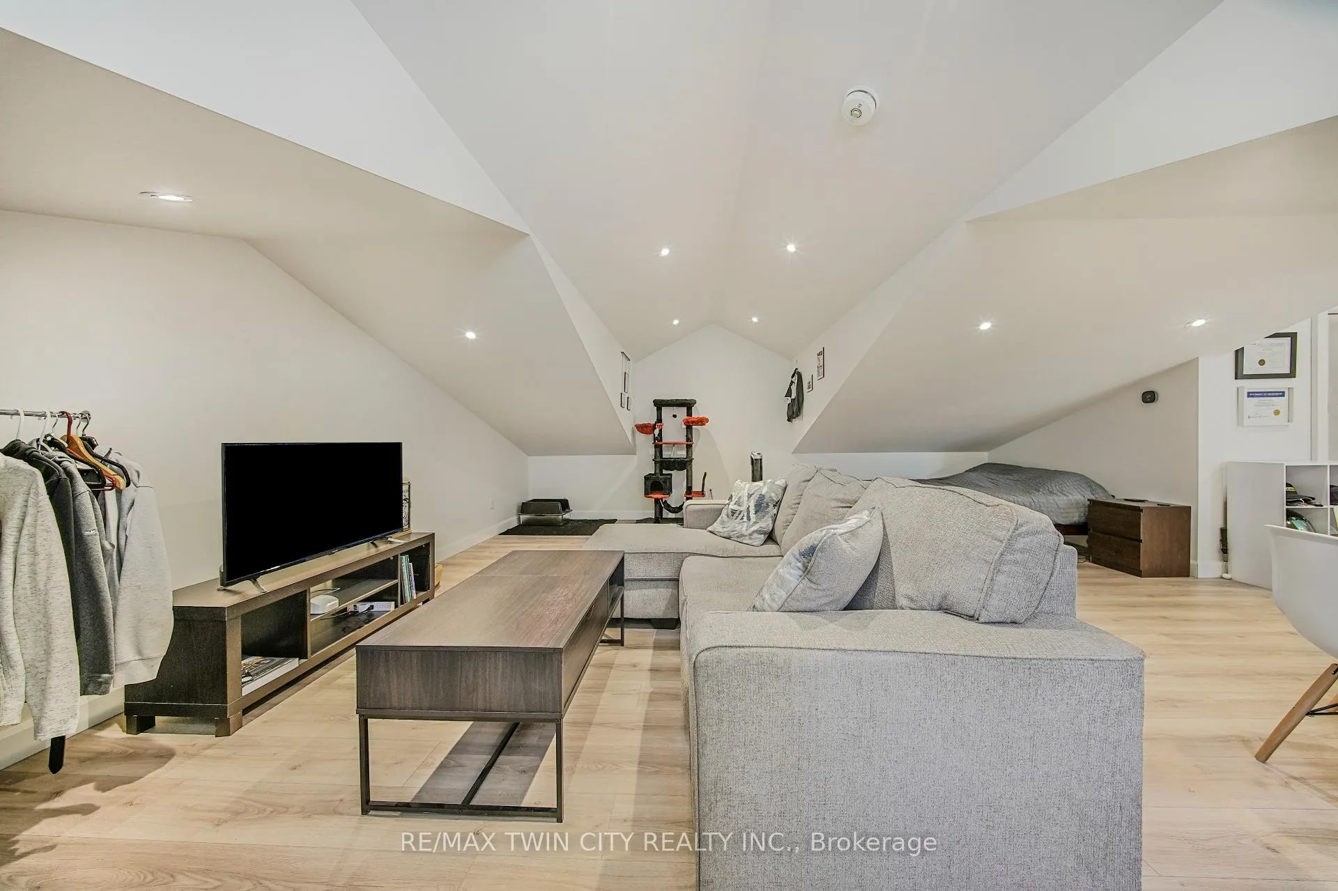 Photo 37 of 60 Heins Avenue, Kitchener, Victoria Park — HOMEH