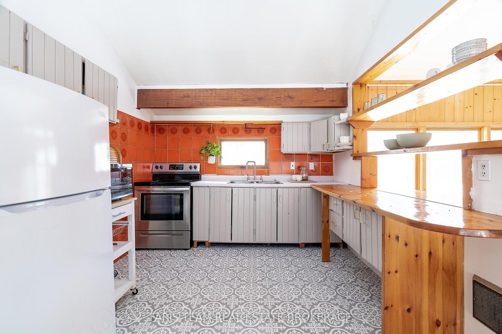 Photo 4 of 20 Glen Cedar Drive, Tiny, Rural Tiny — HOMEH