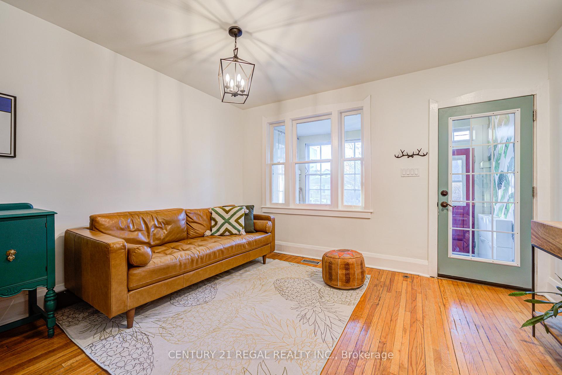 Photo 3 of 102 Frater Avenue, Toronto, East York — HOMEH