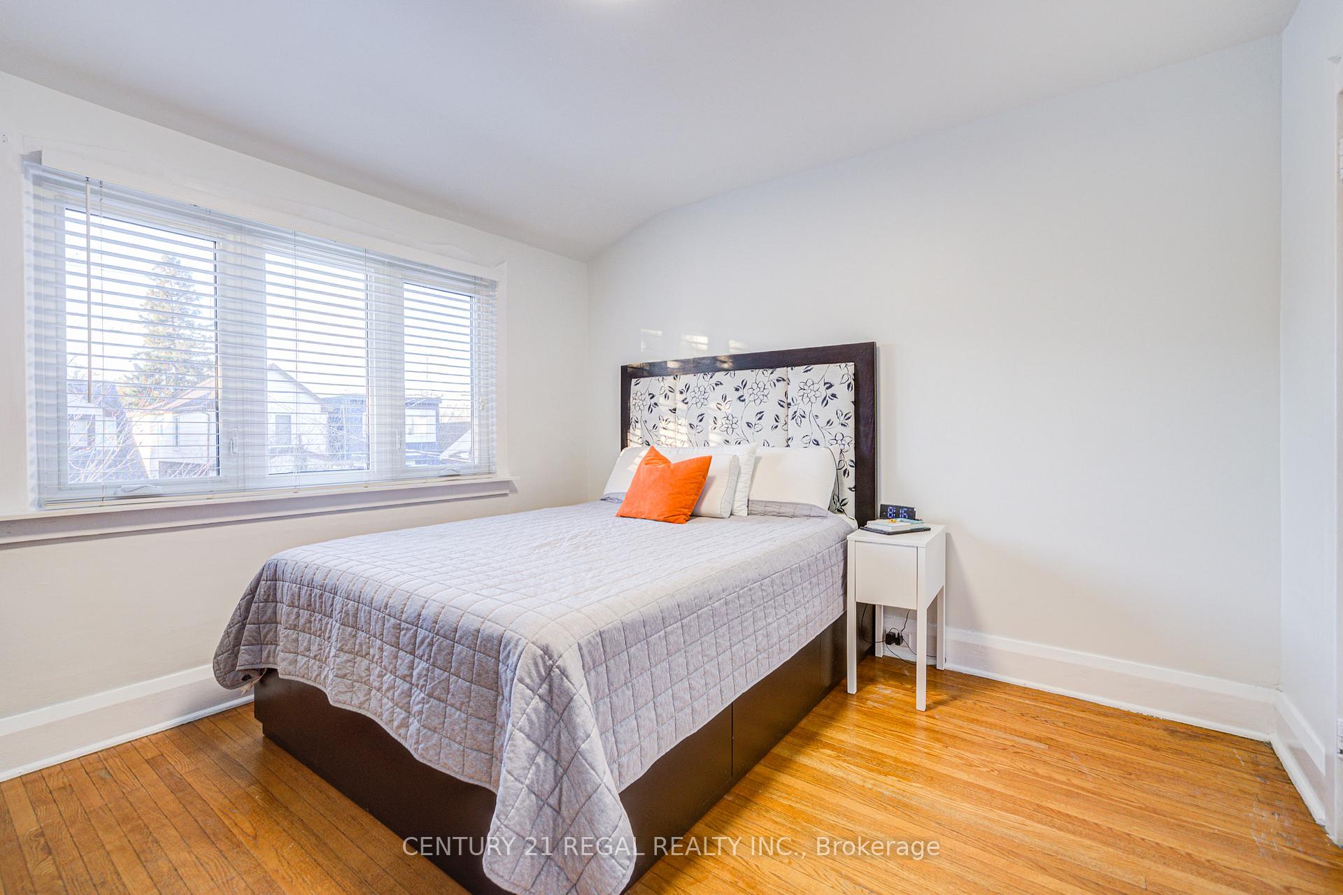 Photo 25 of 102 Frater Avenue, Toronto, East York — HOMEH