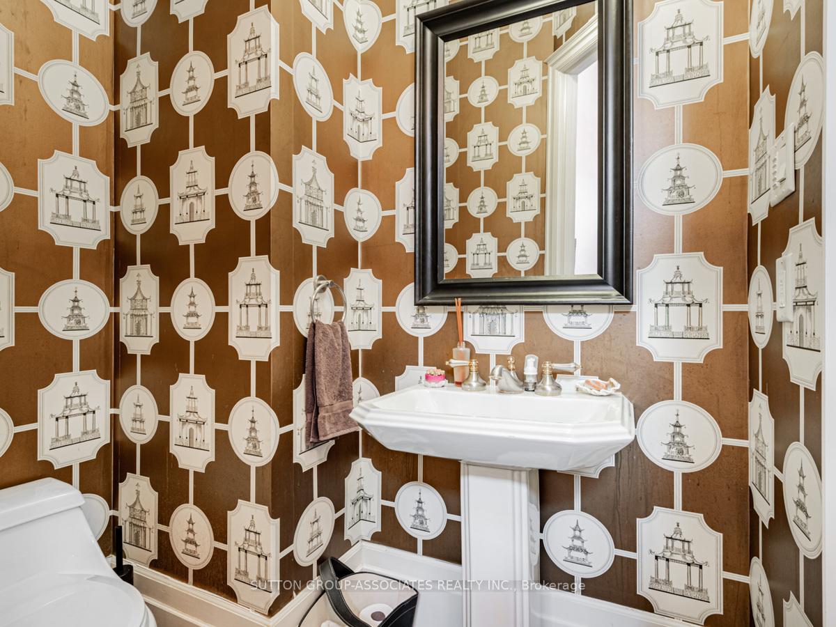 Photo 4 of 15 Glen Edyth Drive, Toronto, Casa Loma — HOMEH