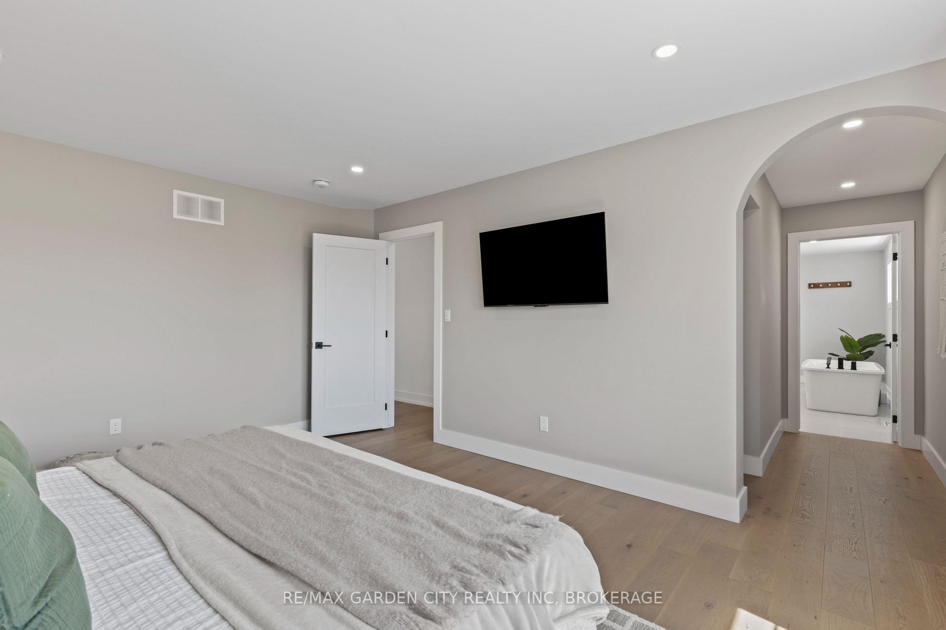 Photo 26 of 25 Ivy Crescent, Thorold, Confederation Heights — HOMEH