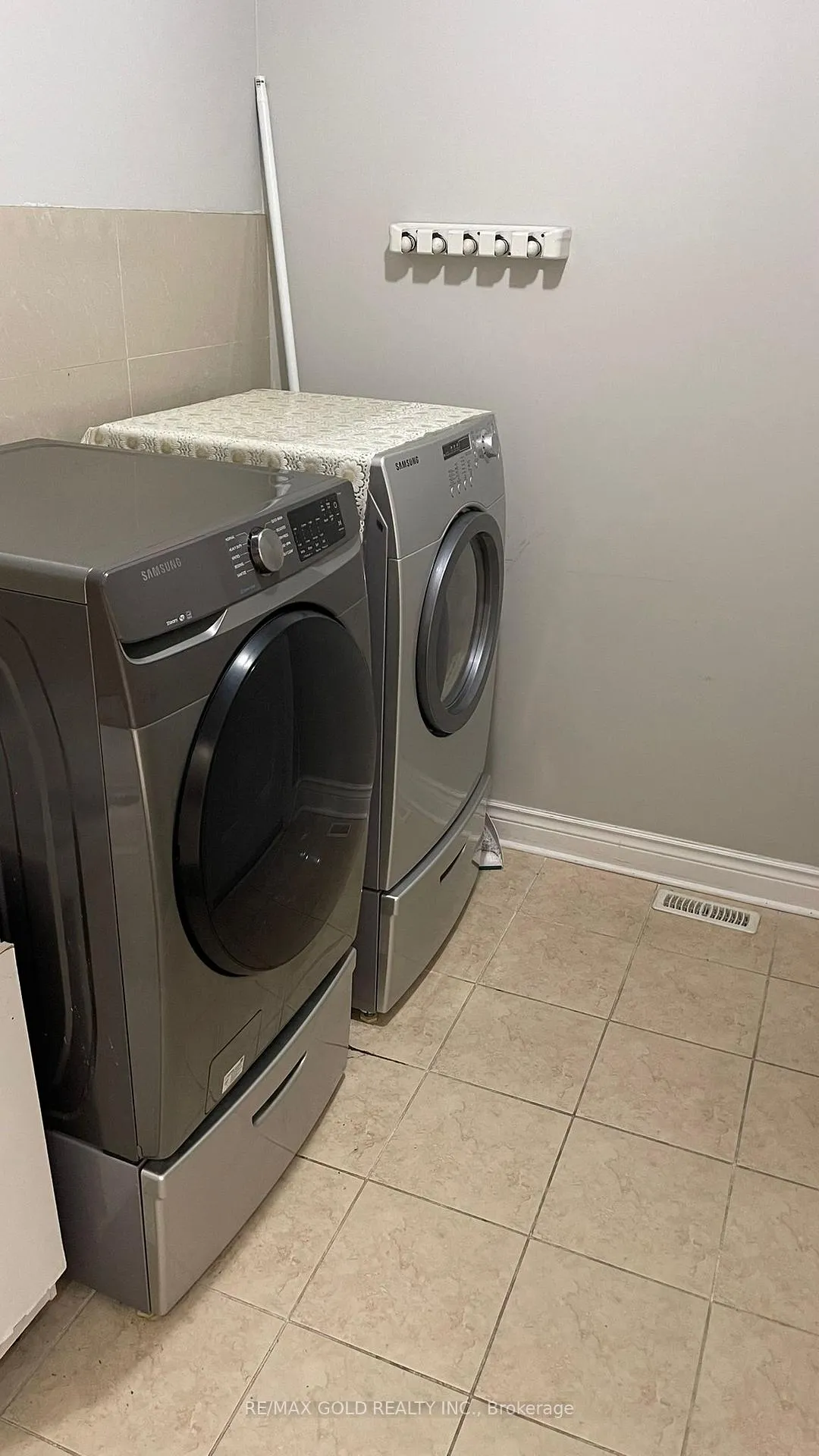Photo 6 of Unit Upper, 98 Everingham Circle, Brampton, Sandringham-Wellington — HOMEH