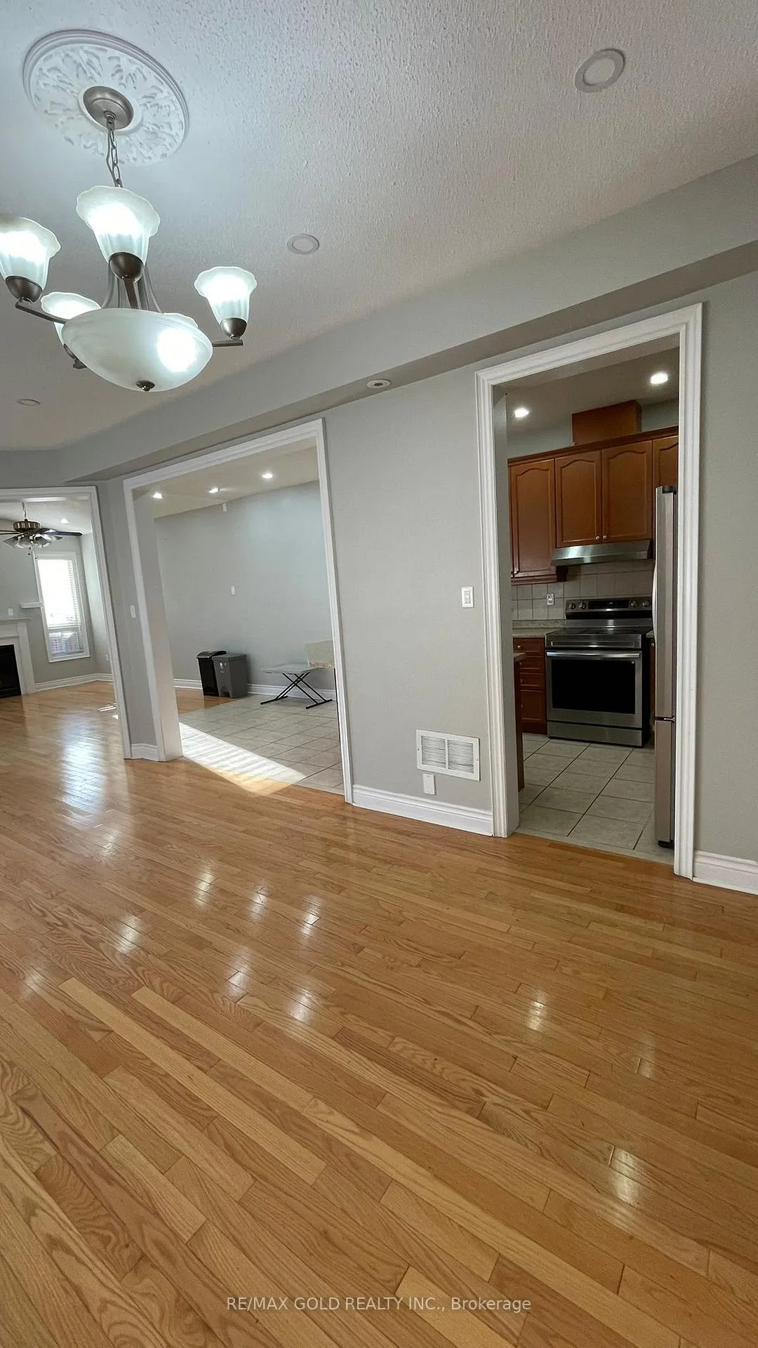 Photo 11 of Unit Upper, 98 Everingham Circle, Brampton, Sandringham-Wellington — HOMEH