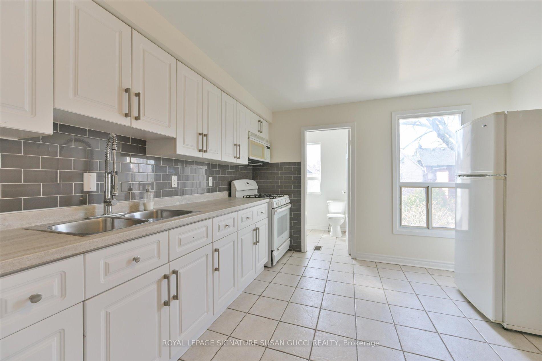 Photo 3 of Unit Upper, 870 Carlaw Avenue, Toronto, Playter Estates-Danforth — HOMEH