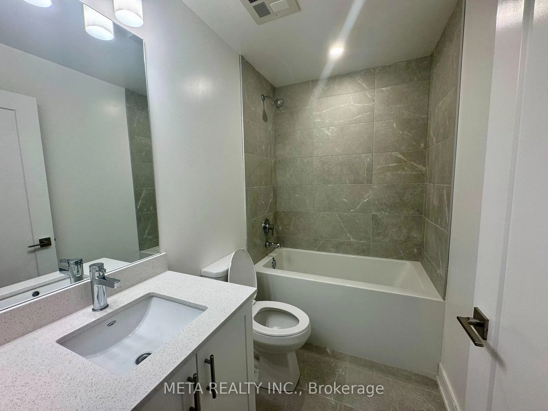 Photo 8 of Unit B407, 715 Davis Drive, Newmarket, Huron Heights-Leslie Valley — HOMEH