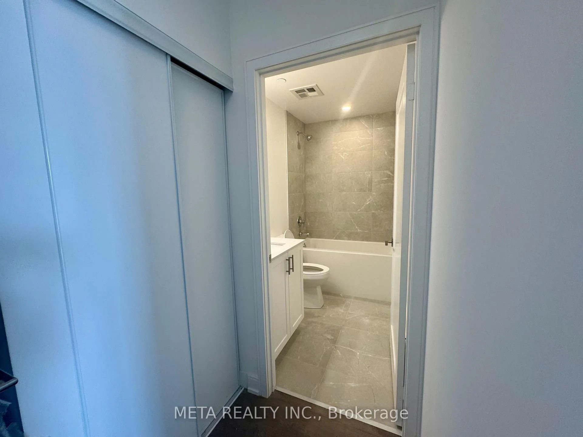 Photo 9 of Unit B407, 715 Davis Drive, Newmarket, Huron Heights-Leslie Valley — HOMEH