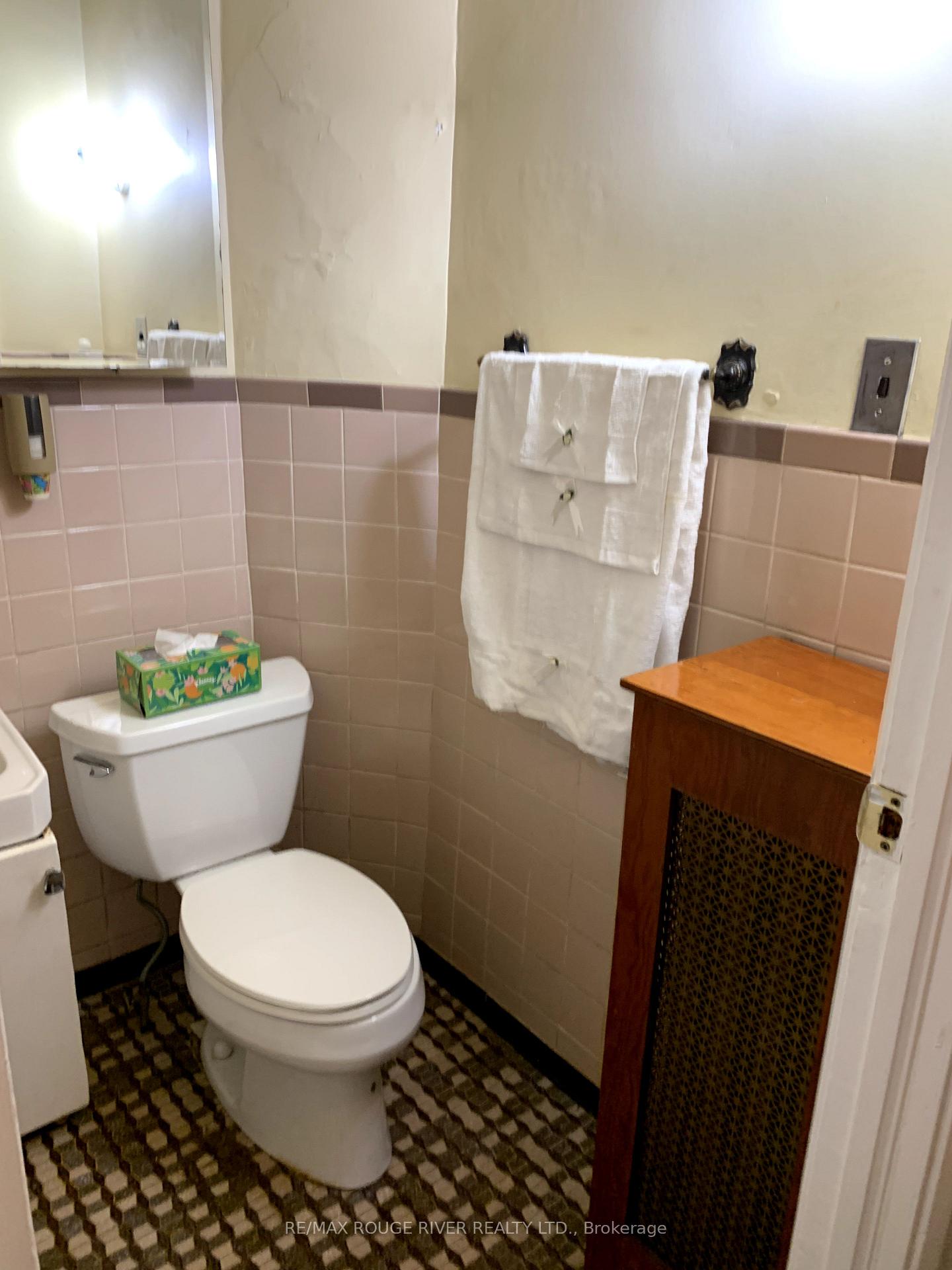 Photo 23 of 44 Epsom Avenue, Toronto, Woodbine-Lumsden — HOMEH