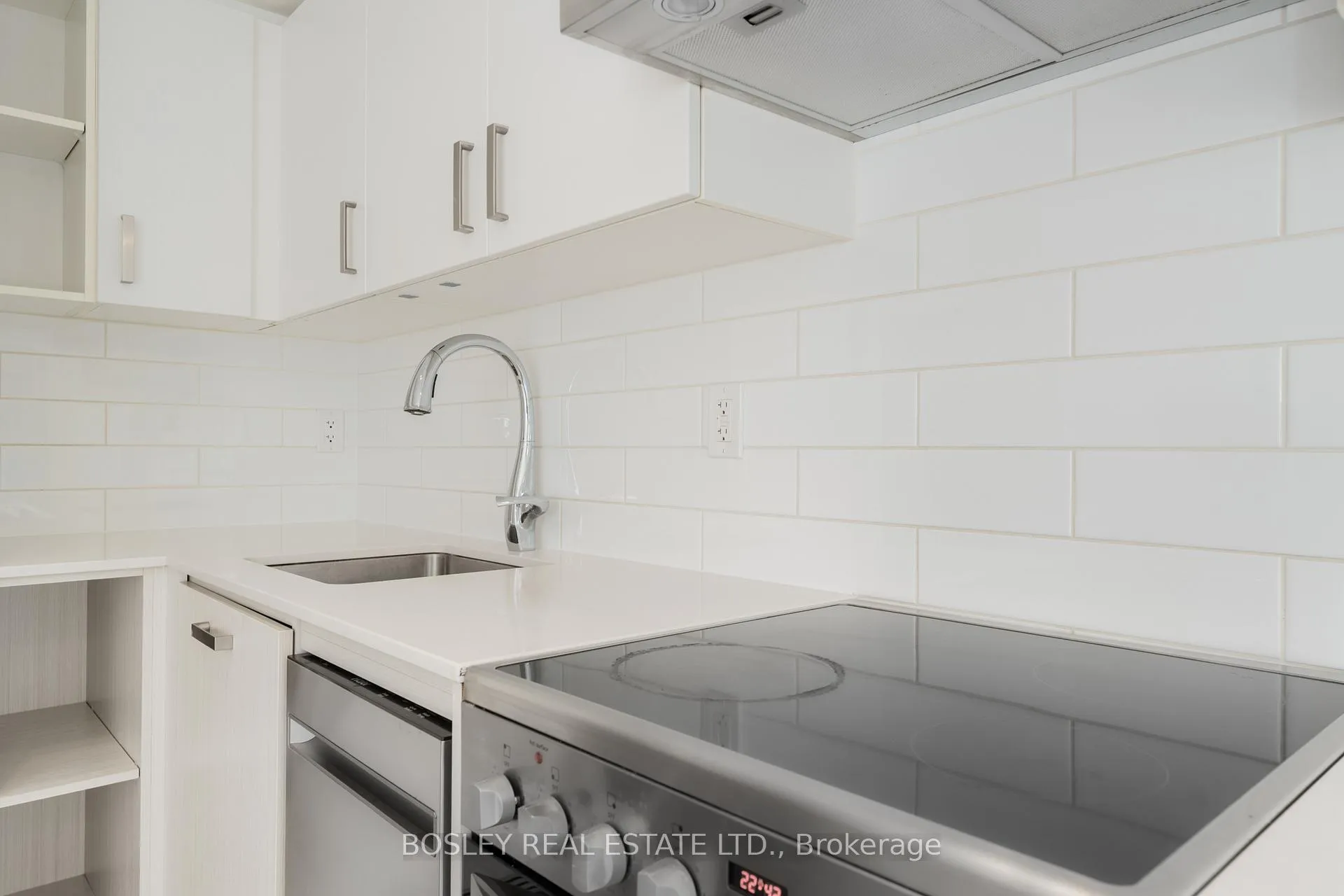 Photo 6 of Unit 1006, 125 Redpath Avenue, Toronto, Mount Pleasant West — HOMEH