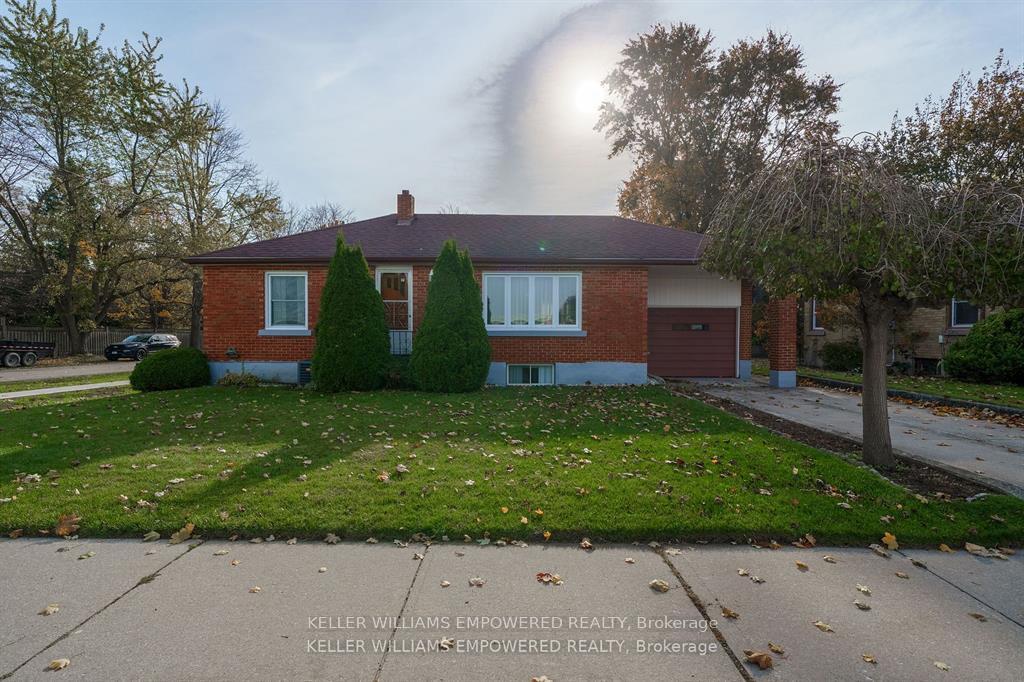 Front of 711 Bowan Street