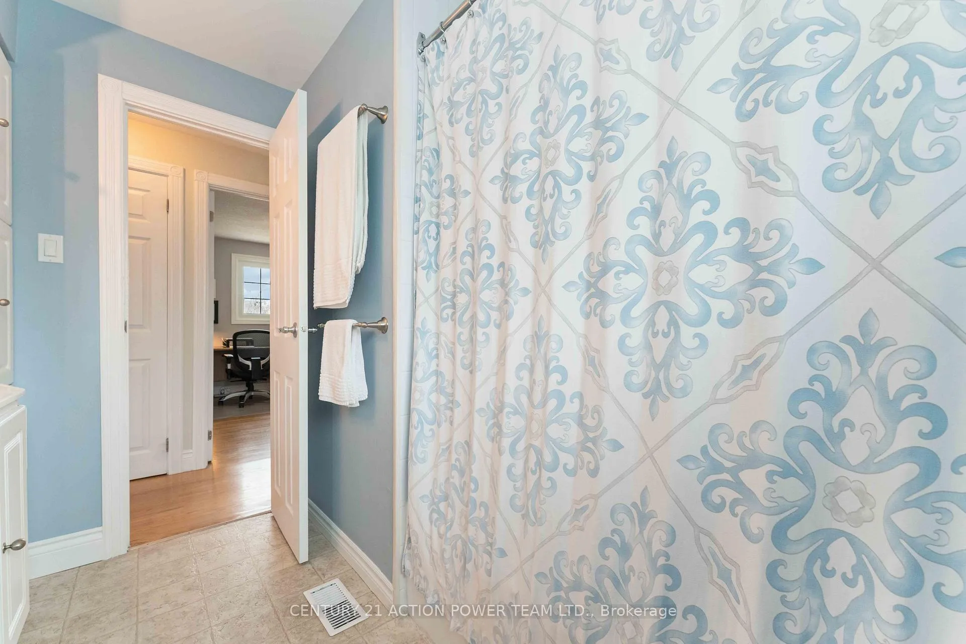 Photo 18 of 594 Noble Crescent, Ottawa, Riverside Park South — HOMEH