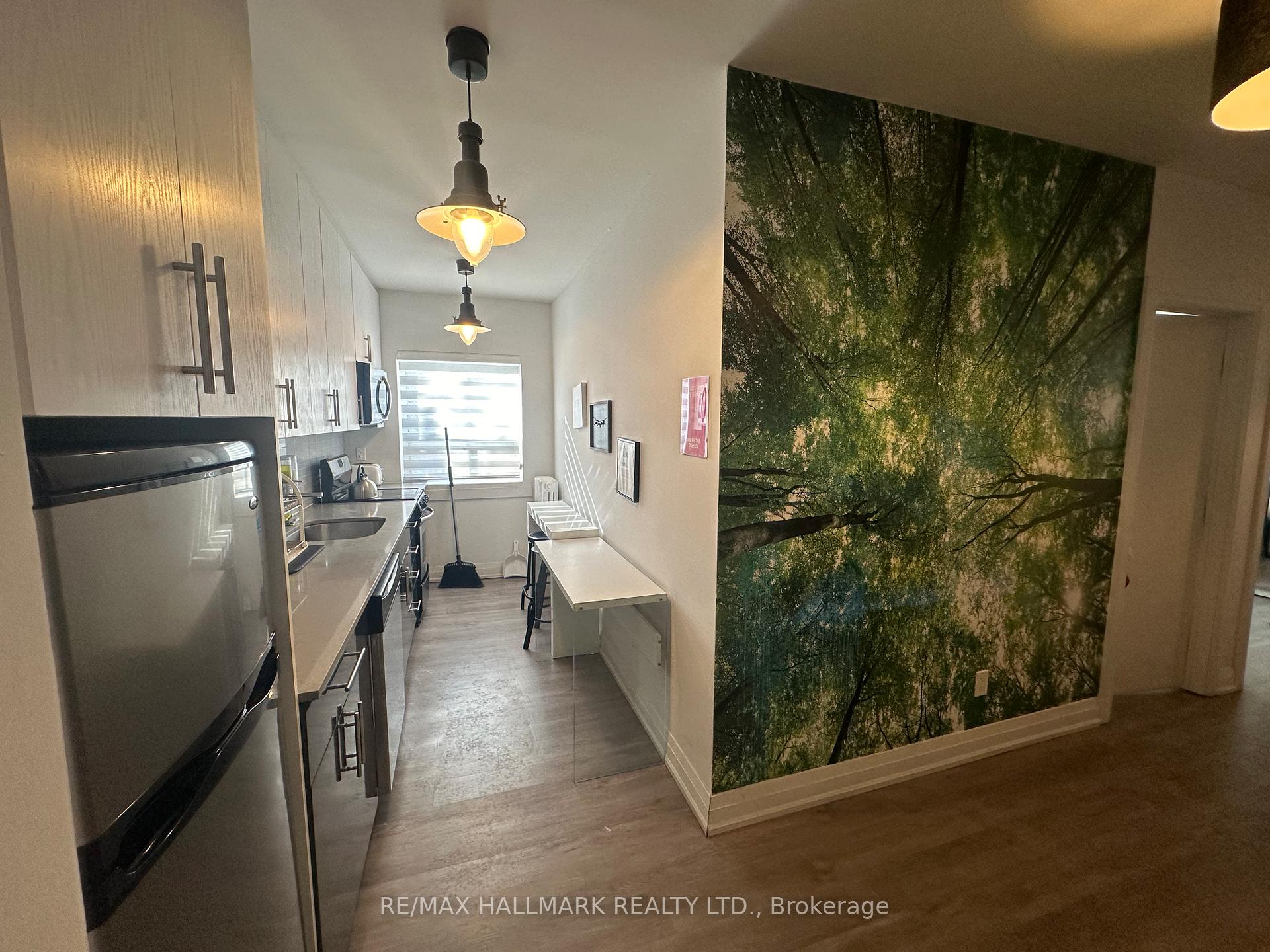Front of Unit 5, 595 St Clair Avenue W