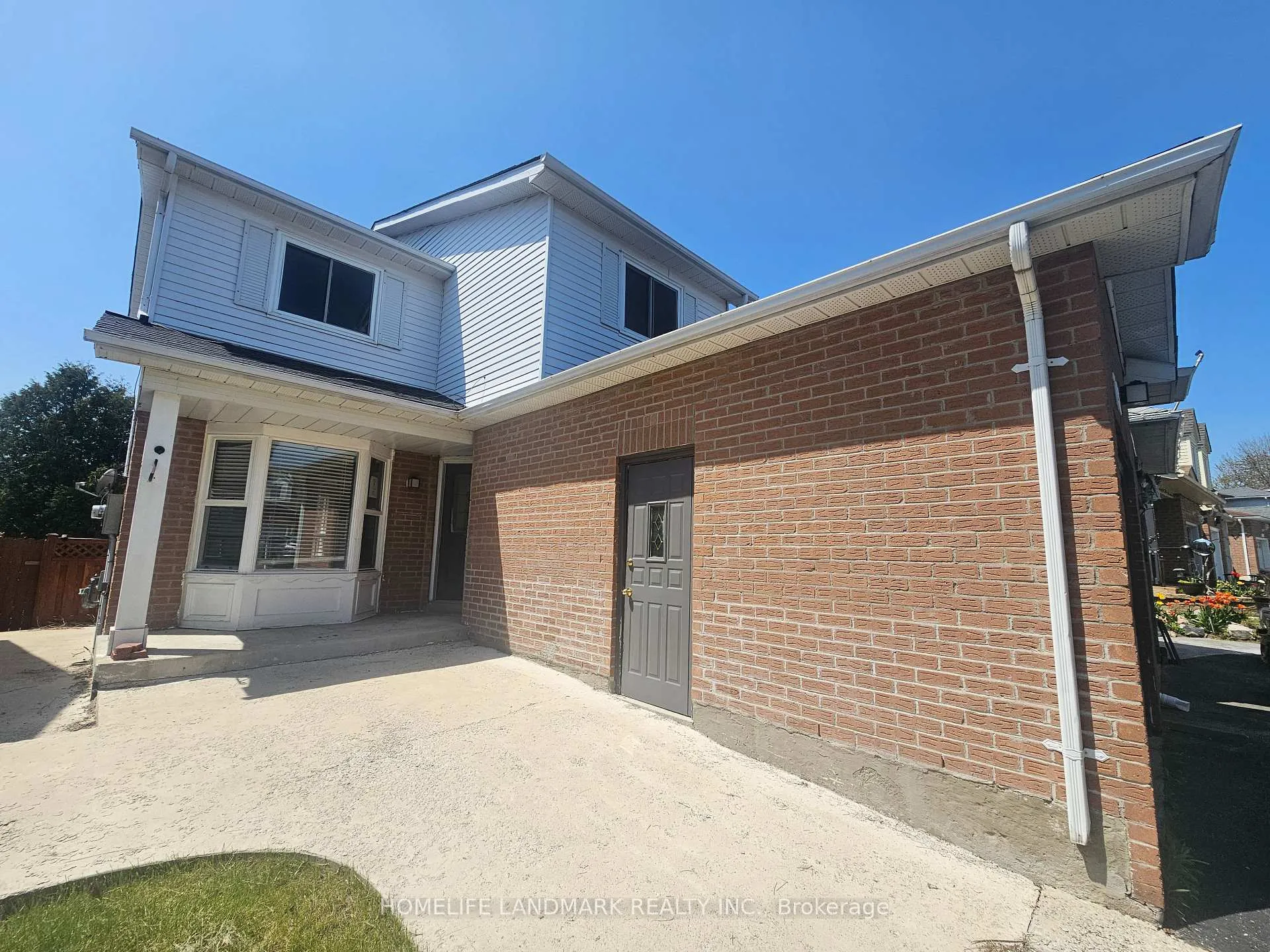 Photo 2 of 796 Bennett Crescent, Oshawa, Pinecrest — HOMEH