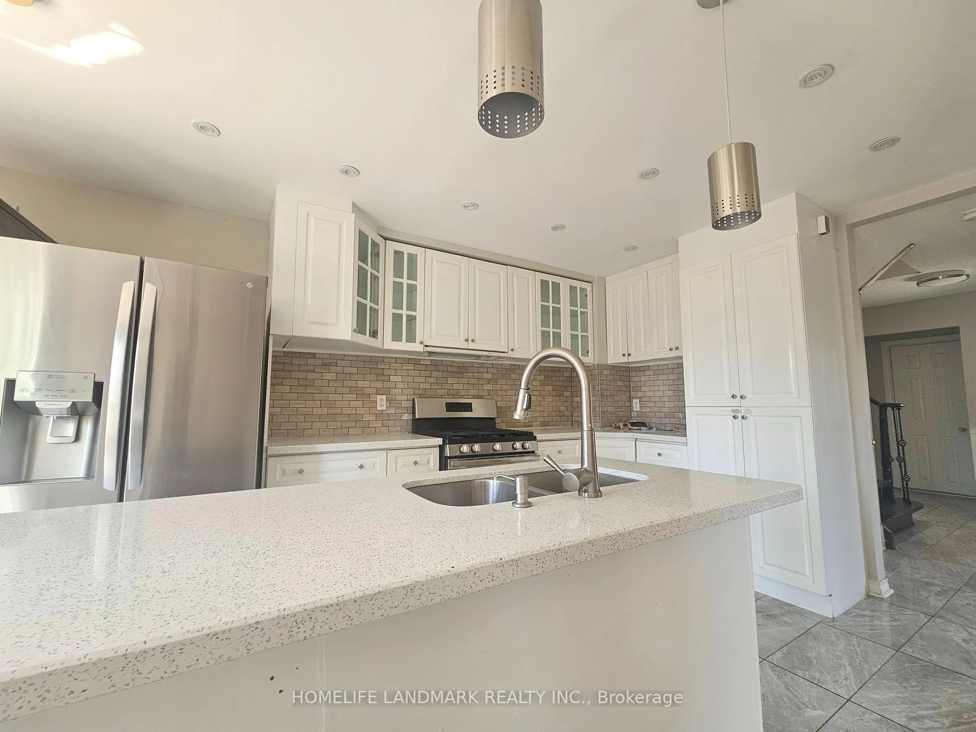 Photo 5 of 796 Bennett Crescent, Oshawa, Pinecrest — HOMEH