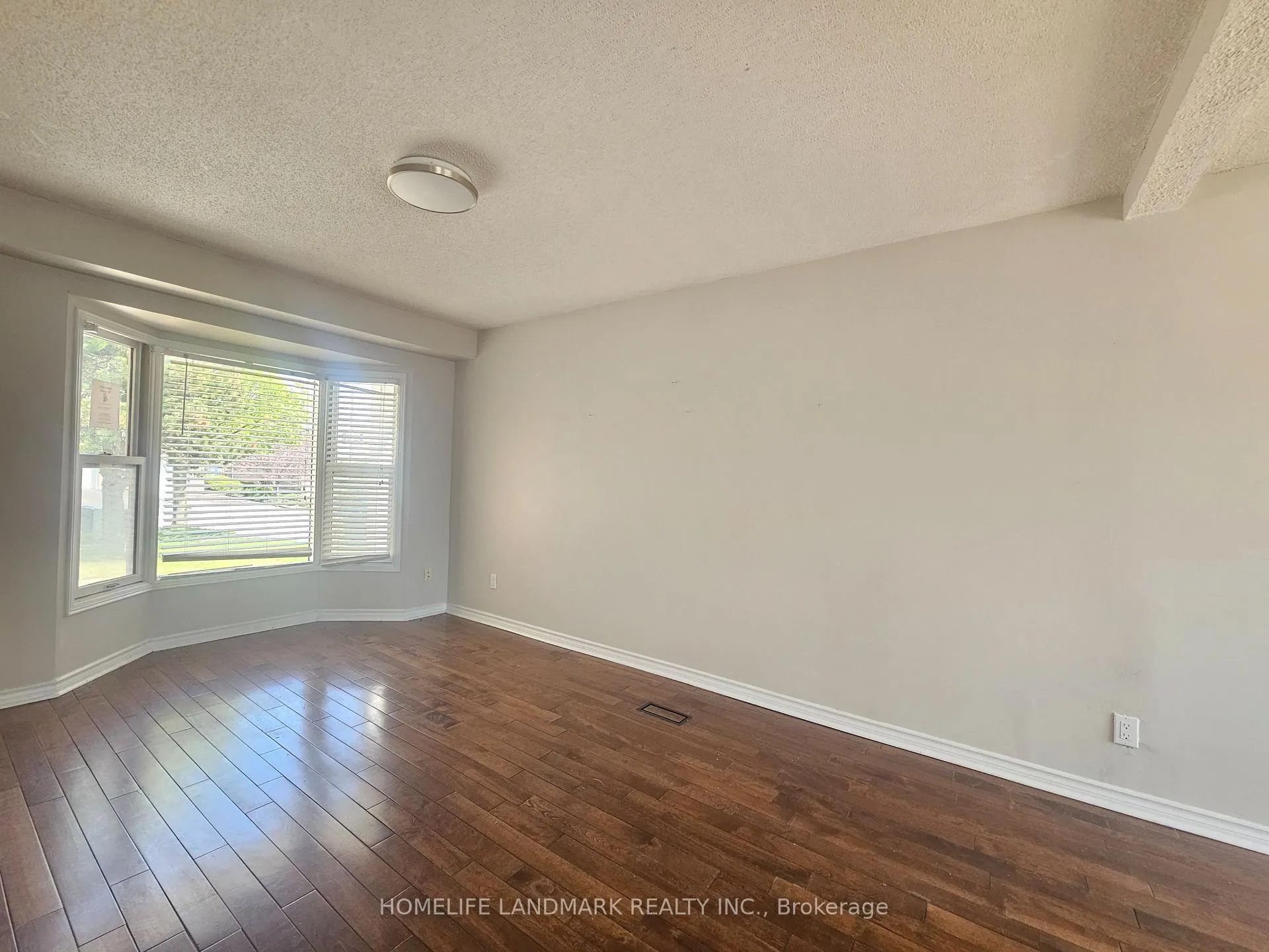 Photo 10 of 796 Bennett Crescent, Oshawa, Pinecrest — HOMEH