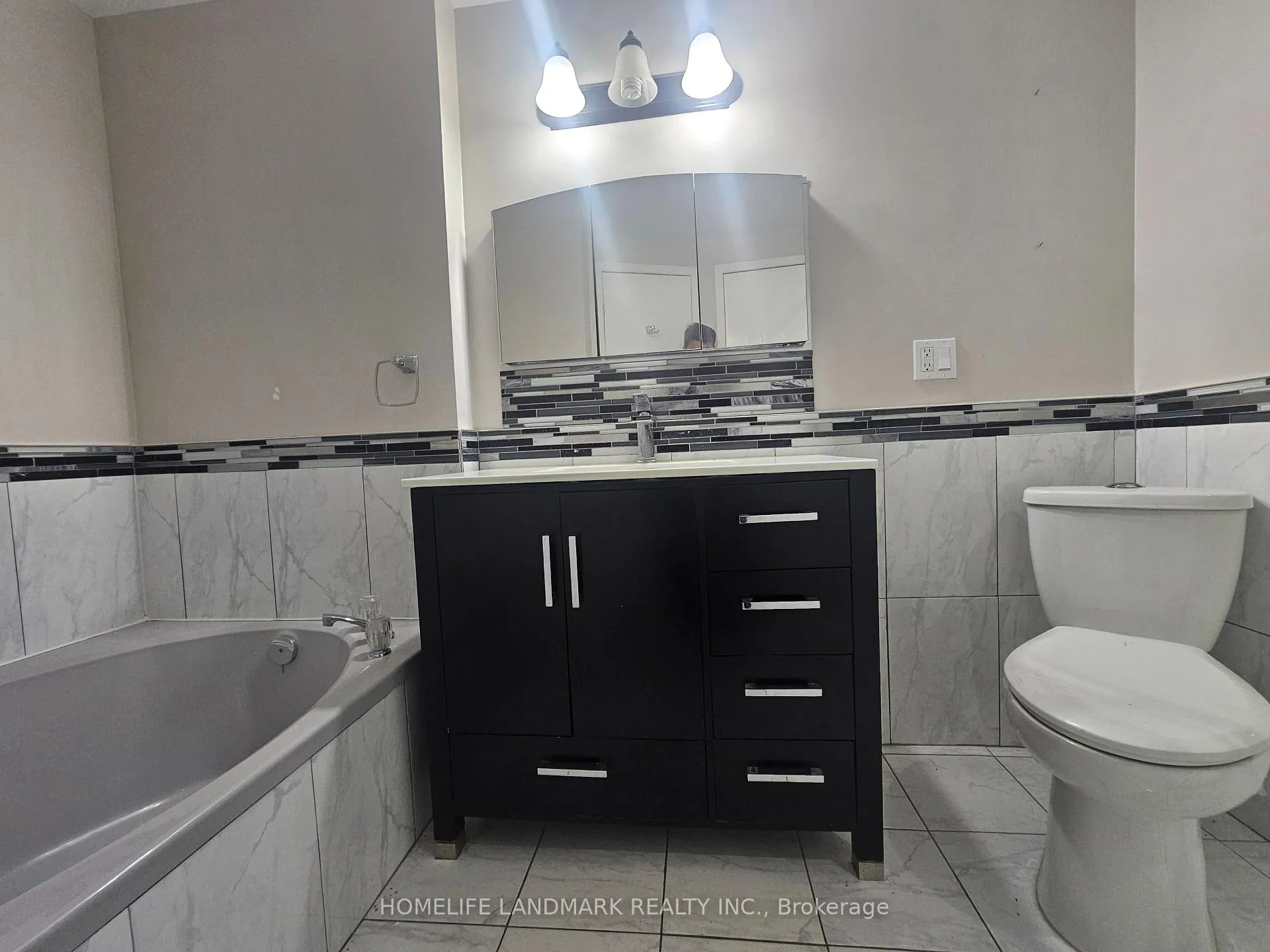 Photo 21 of 796 Bennett Crescent, Oshawa, Pinecrest — HOMEH