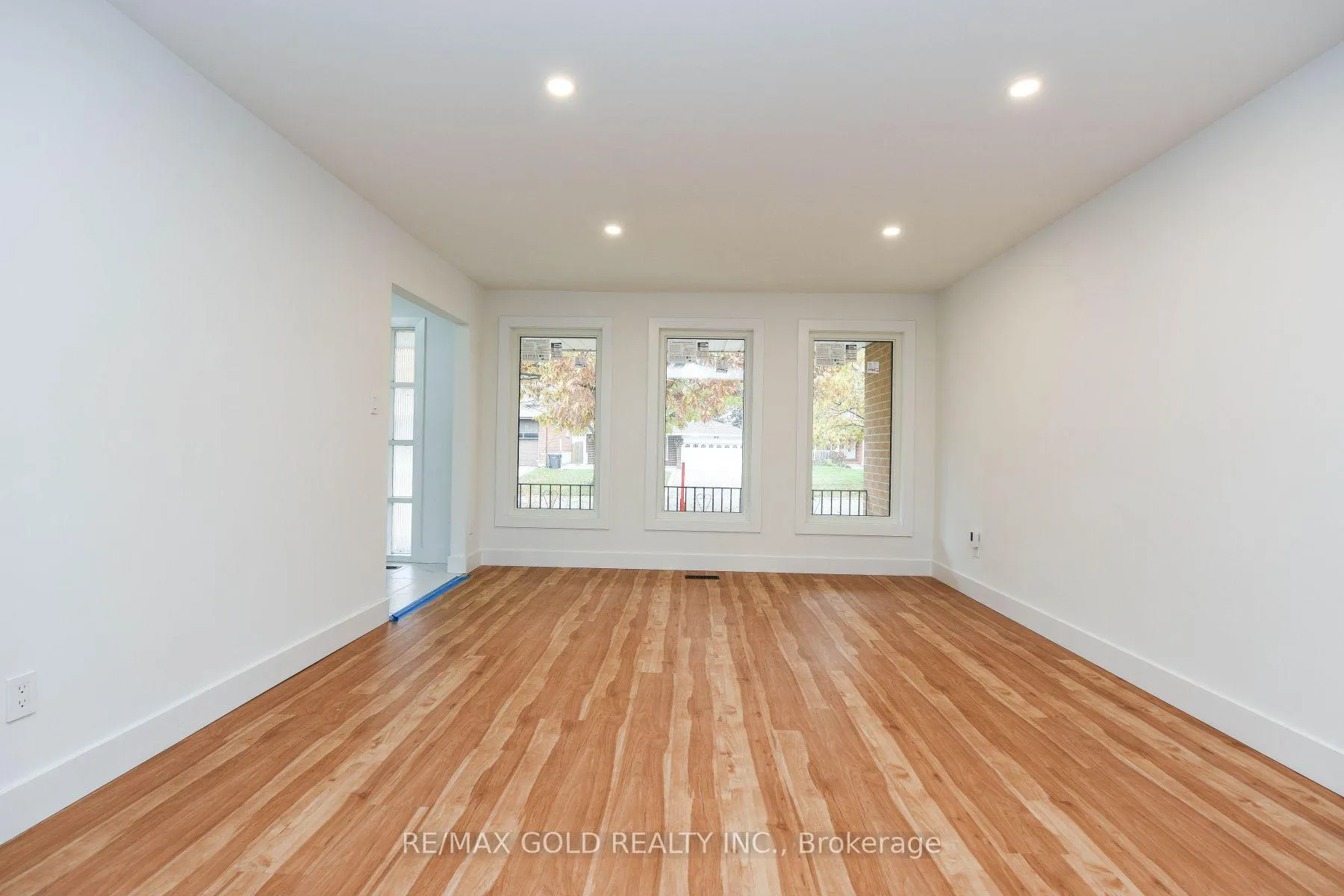 Photo 3 of 51 Malcolm Crescent, Brampton, Central Park — HOMEH