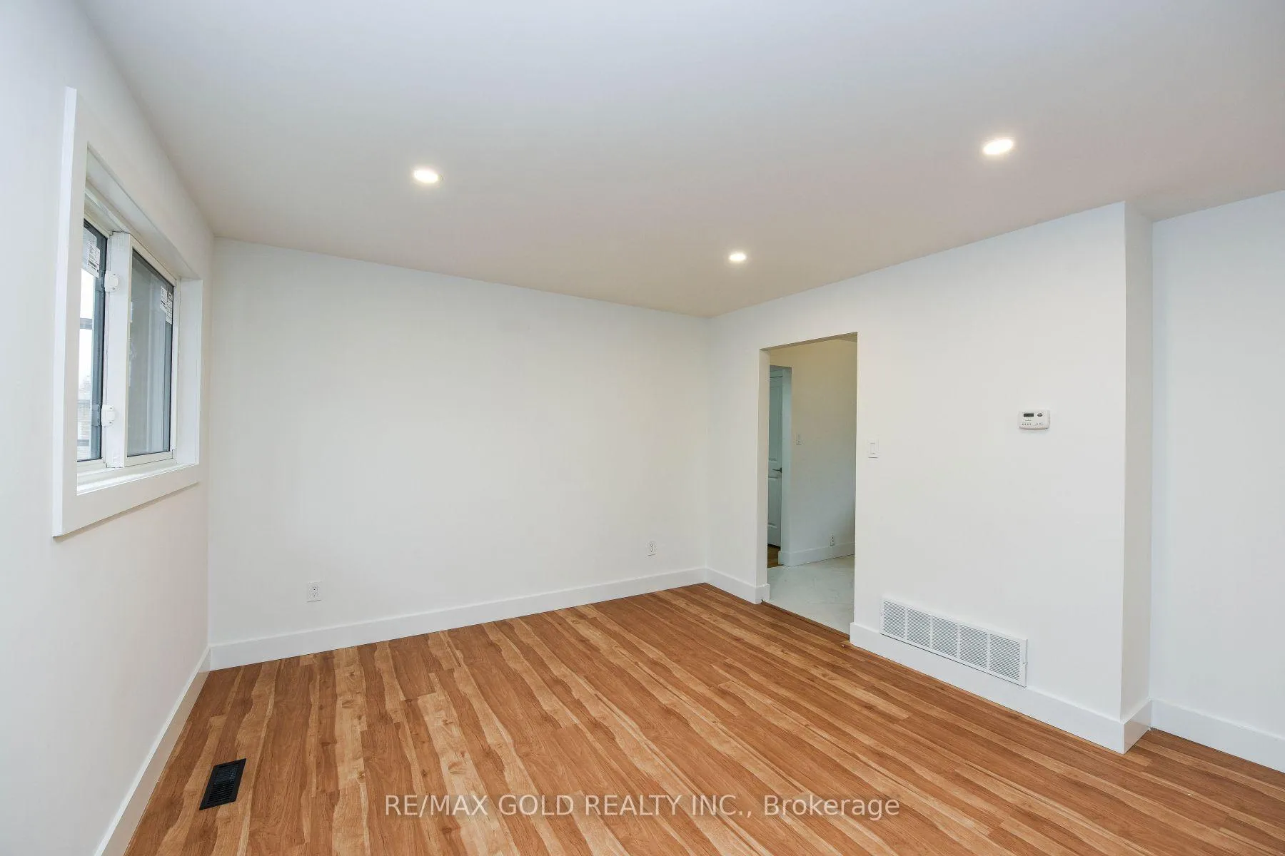 Photo 4 of 51 Malcolm Crescent, Brampton, Central Park — HOMEH