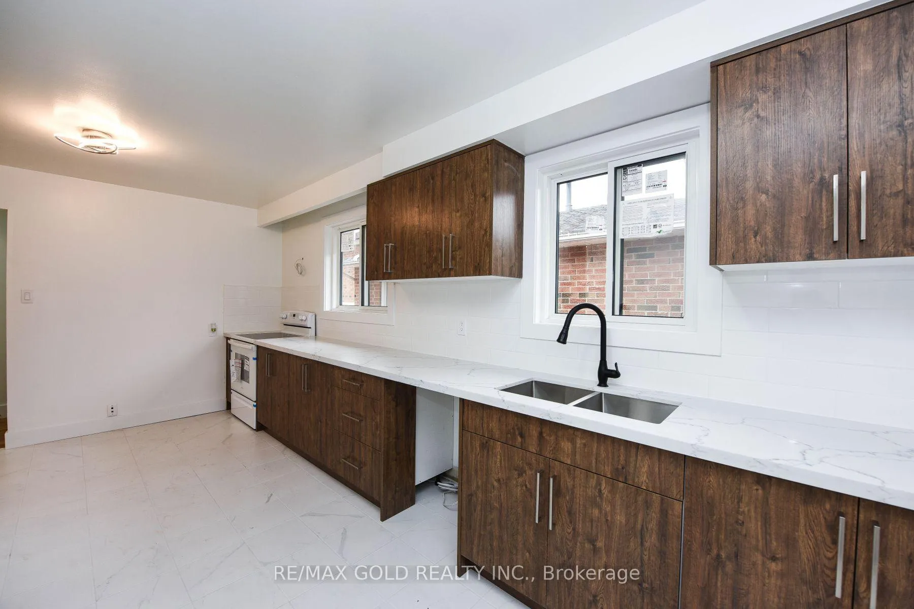 Photo 5 of 51 Malcolm Crescent, Brampton, Central Park — HOMEH