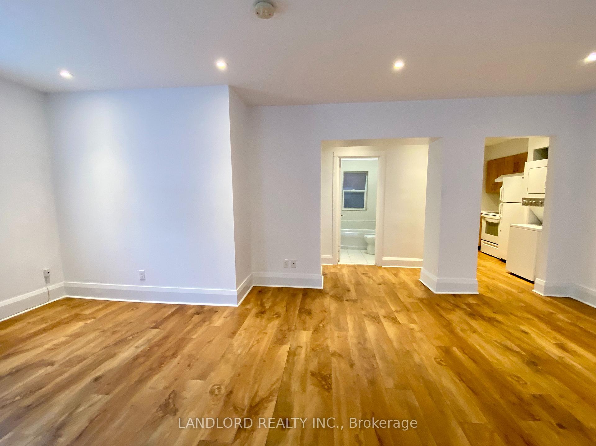Photo 3 of Unit 4, 135 Chisholm Avenue, Toronto, Woodbine-Lumsden — HOMEH