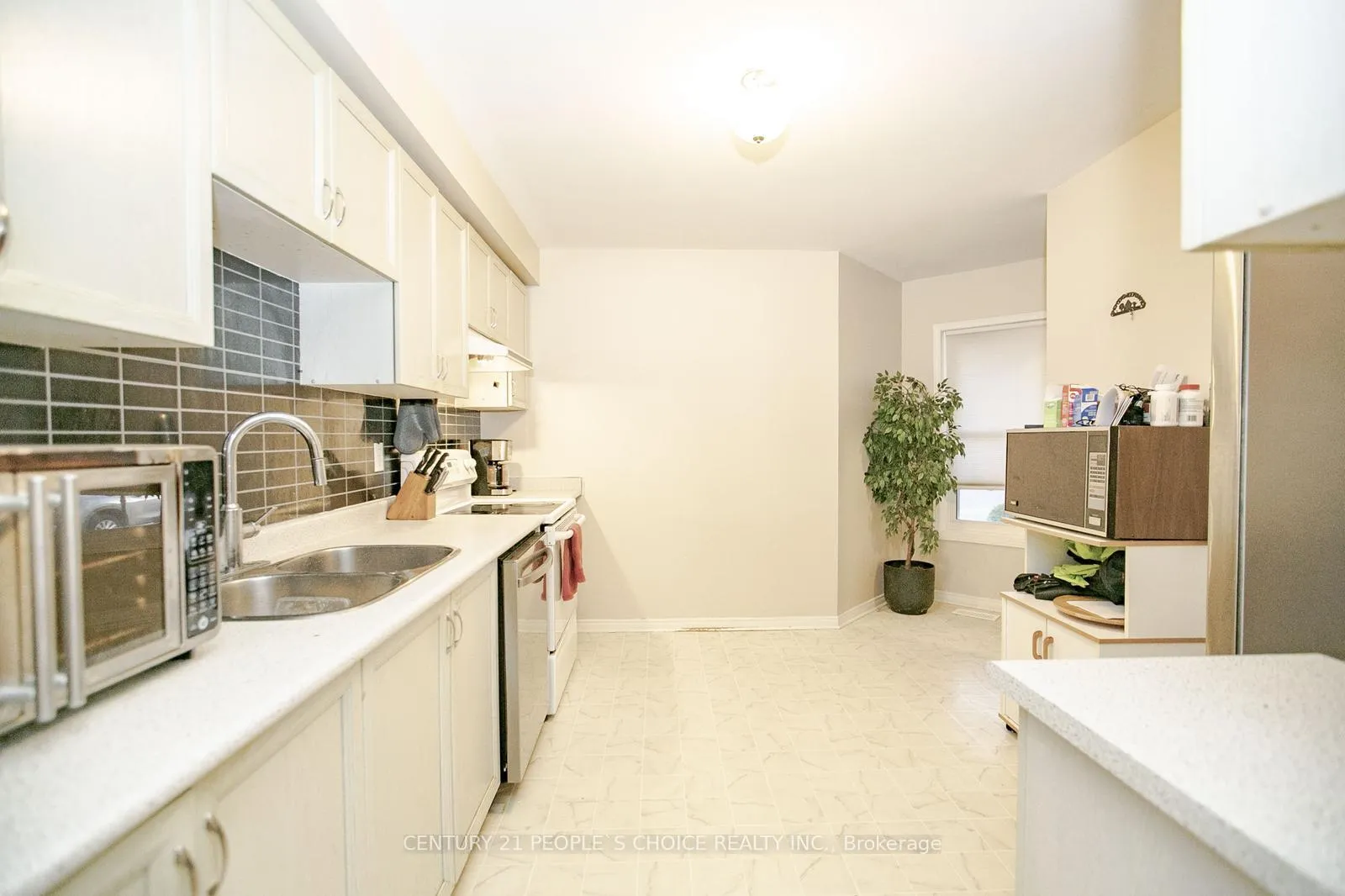 Photo 11 of 17 Caruso Drive, Brampton, Fletcher's West — HOMEH