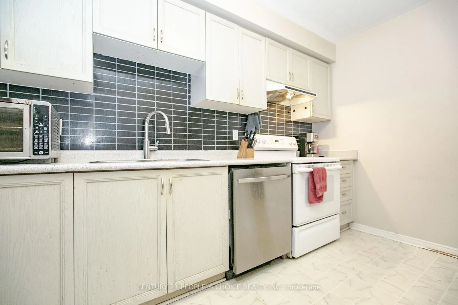 Photo 12 of 17 Caruso Drive, Brampton, Fletcher's West — HOMEH