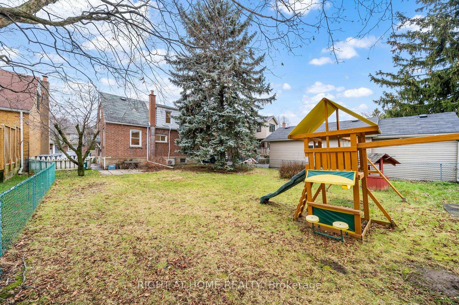 Photo 23 of 29 Plaxton Drive, Toronto, O'Connor-Parkview — HOMEH