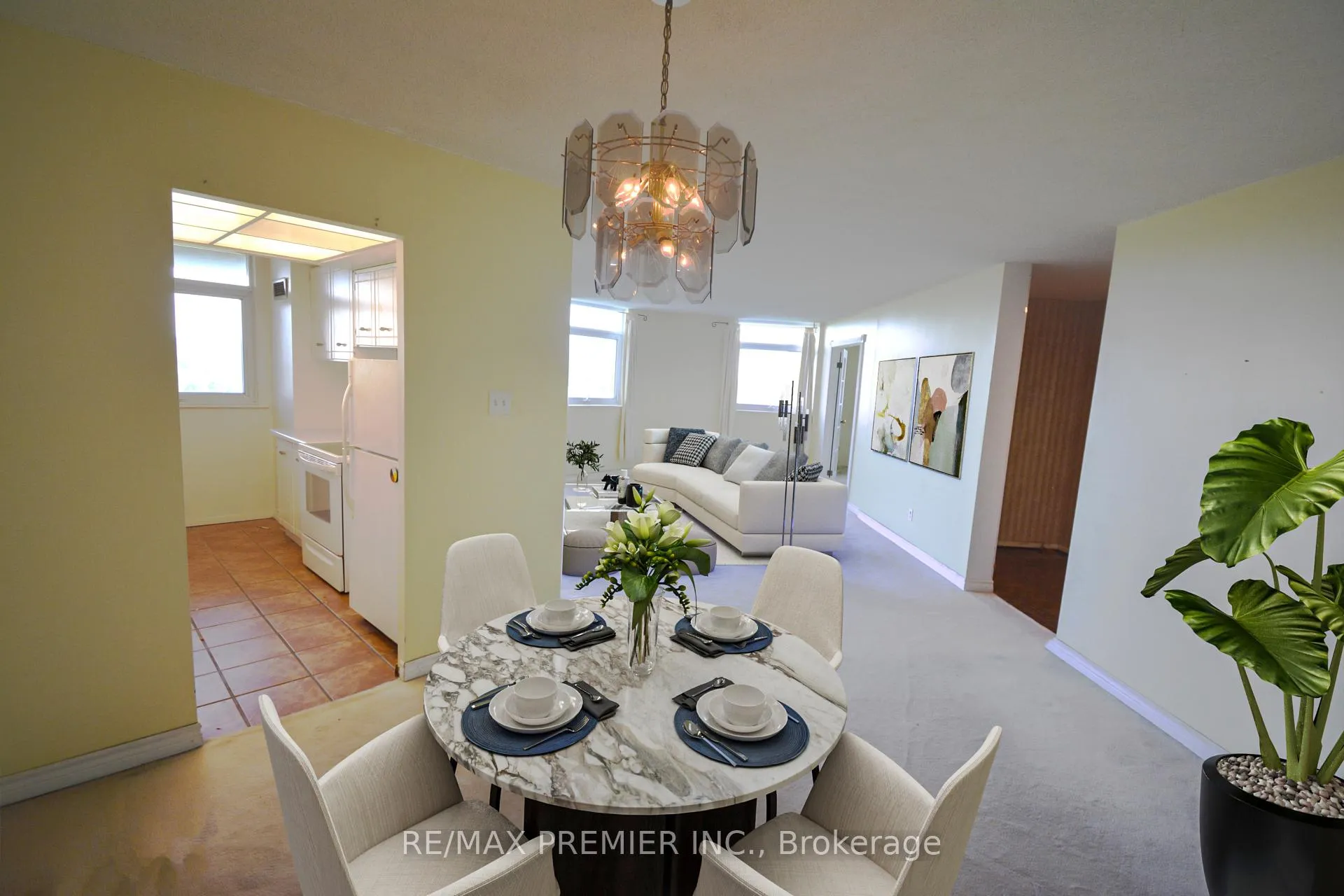 Photo 5 of Unit 1002, 7811 Yonge Street, Markham, Thornhill — HOMEH