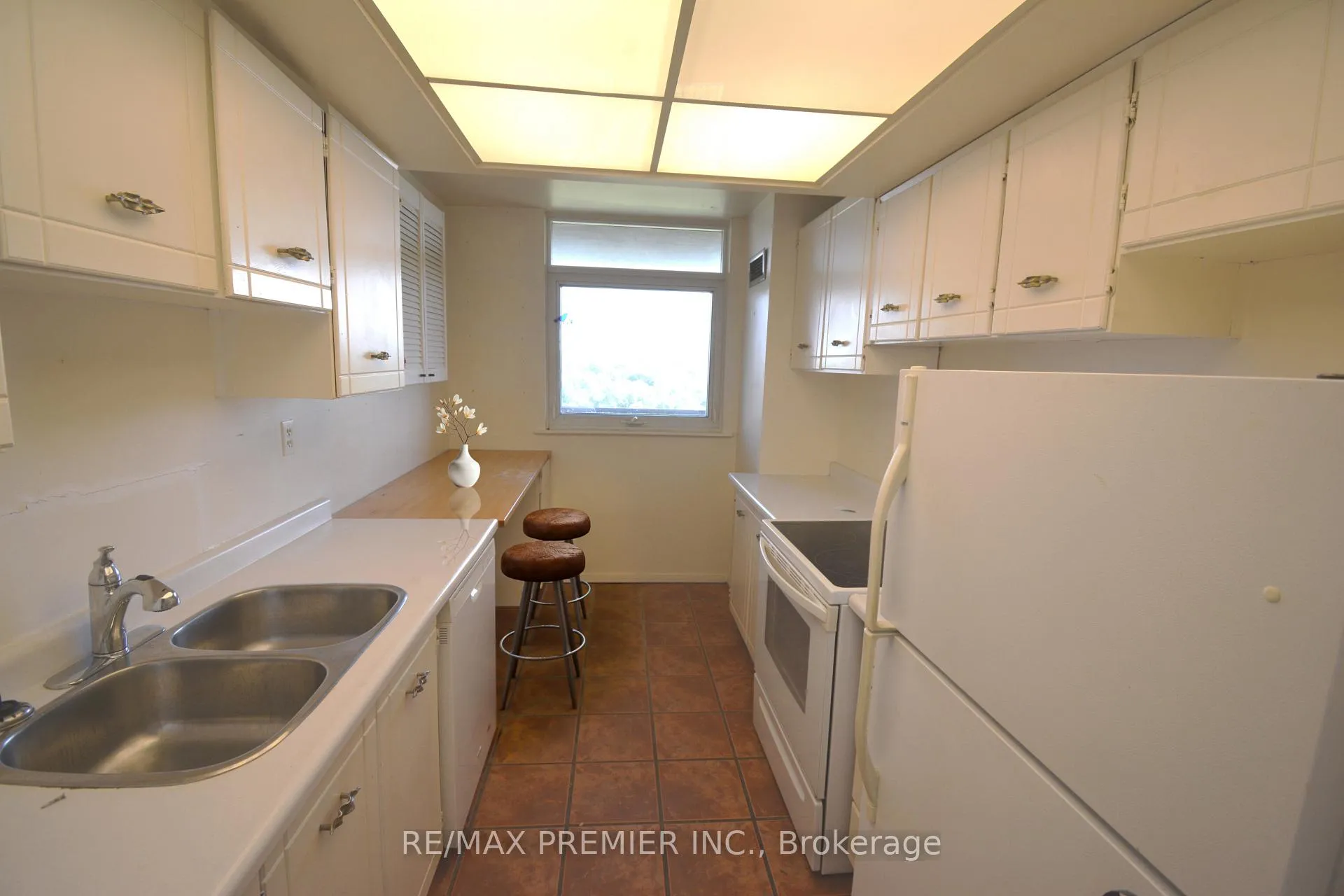 Photo 6 of Unit 1002, 7811 Yonge Street, Markham, Thornhill — HOMEH