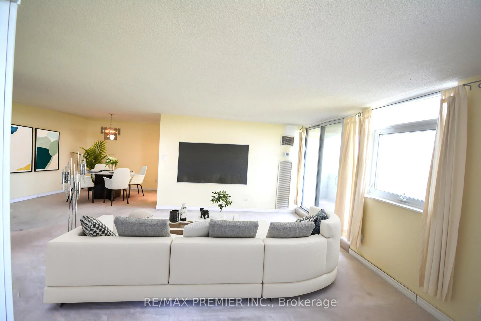 Photo 10 of Unit 1002, 7811 Yonge Street, Markham, Thornhill — HOMEH