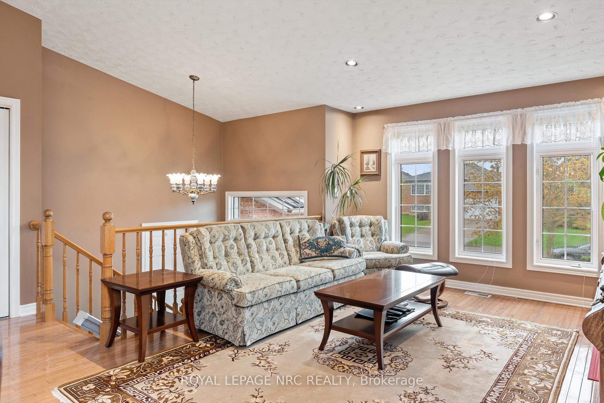 Photo 7 of 31 Crysler Crescent, Thorold, Confederation Heights — HOMEH