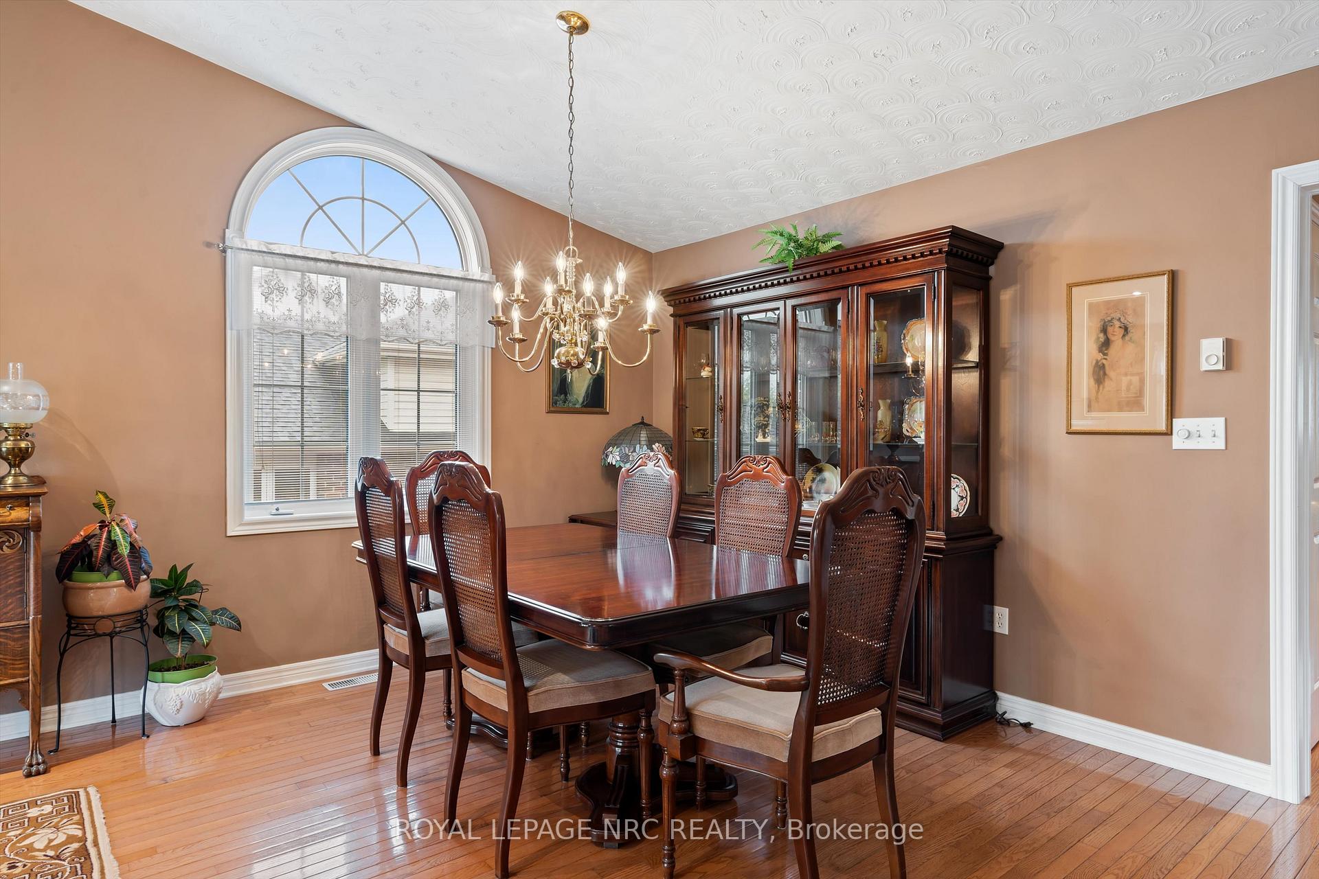 Photo 8 of 31 Crysler Crescent, Thorold, Confederation Heights — HOMEH