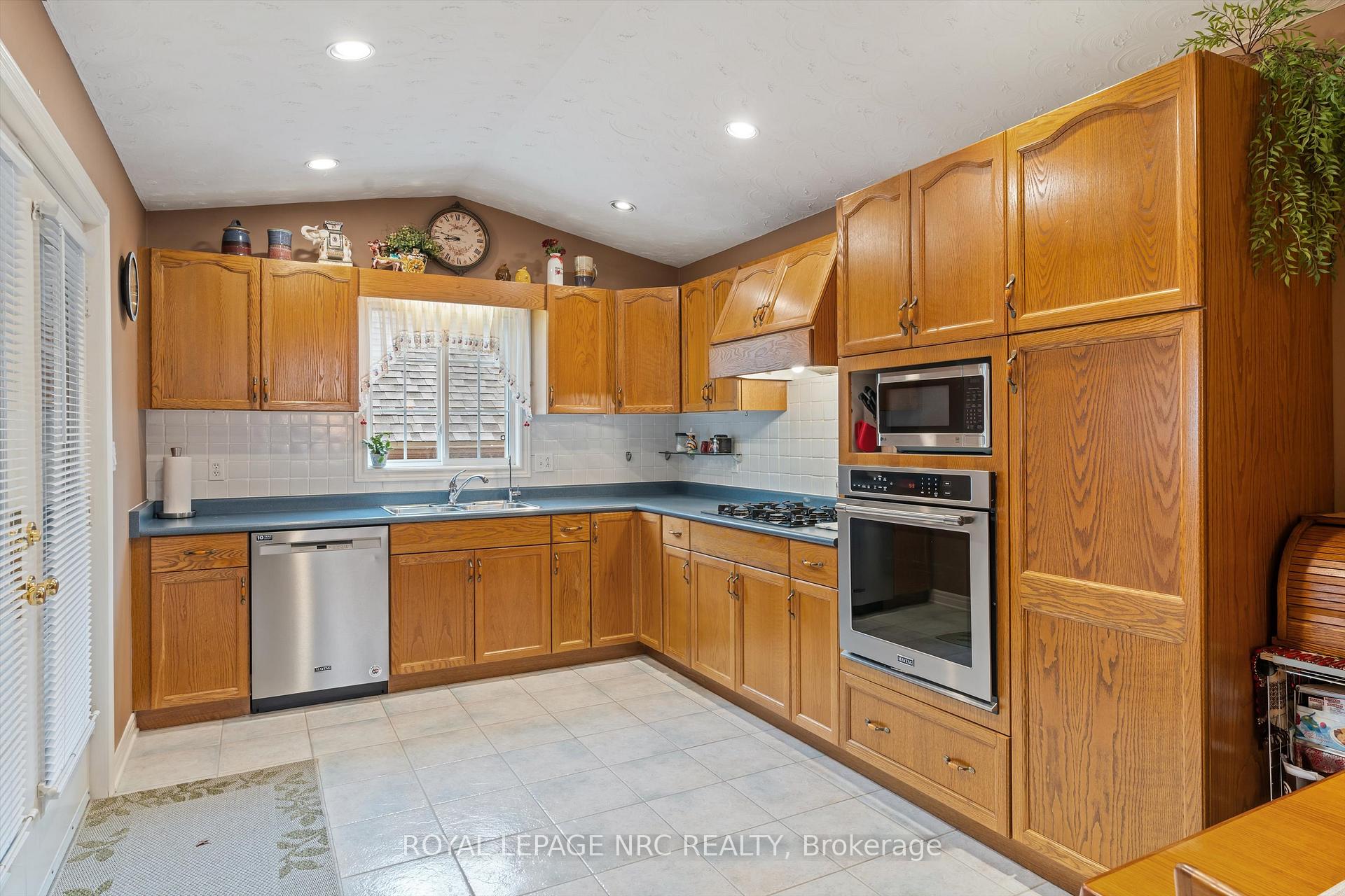 Photo 12 of 31 Crysler Crescent, Thorold, Confederation Heights — HOMEH