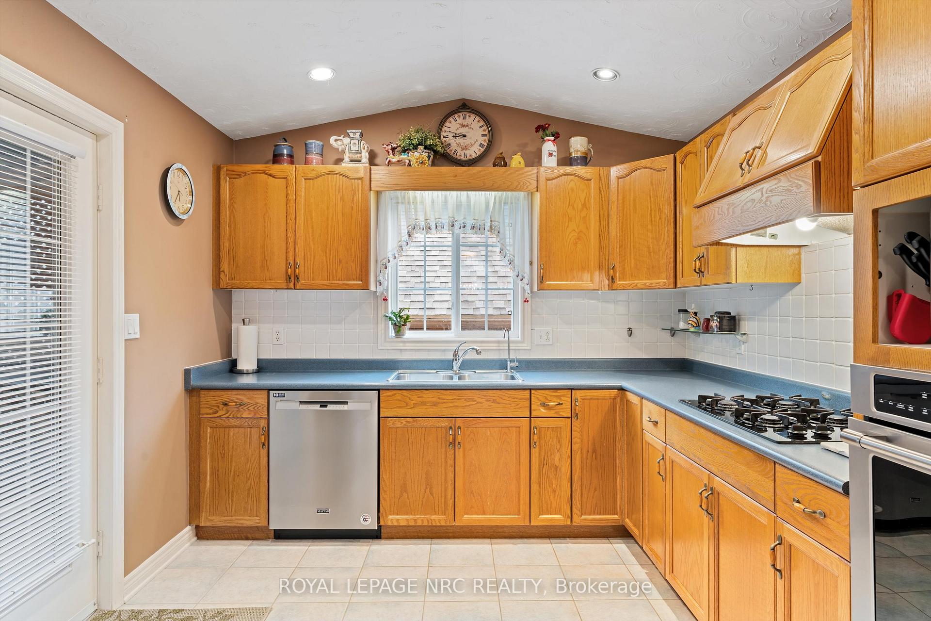 Photo 13 of 31 Crysler Crescent, Thorold, Confederation Heights — HOMEH