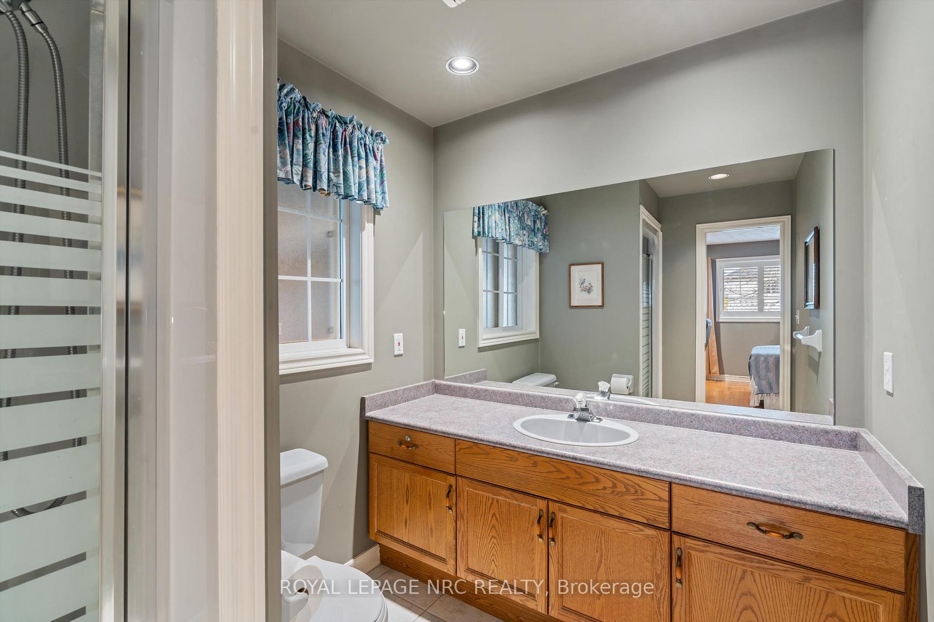 Photo 17 of 31 Crysler Crescent, Thorold, Confederation Heights — HOMEH