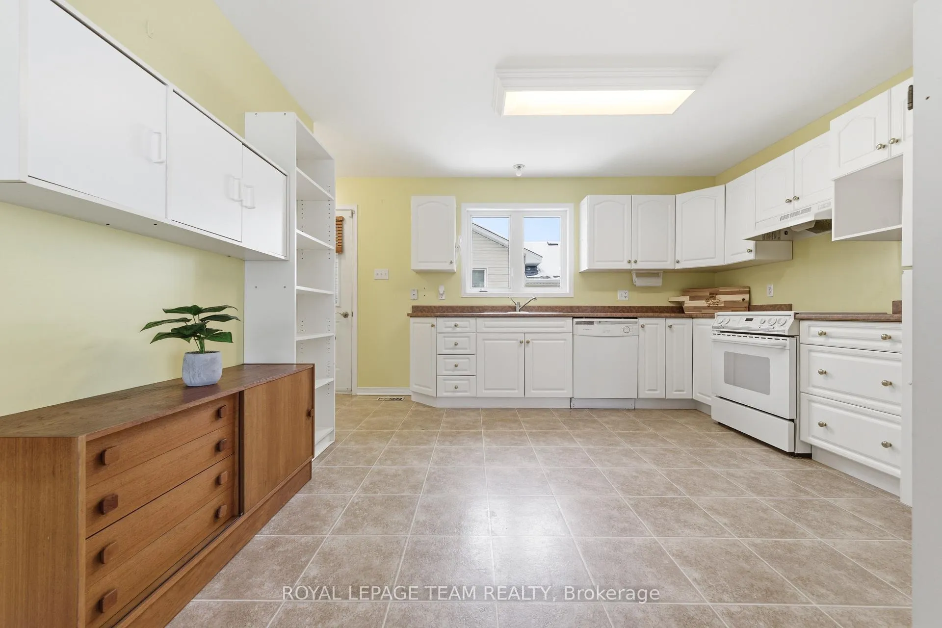 Photo 13 of 451 Mayhew Street, Renfrew — HOMEH