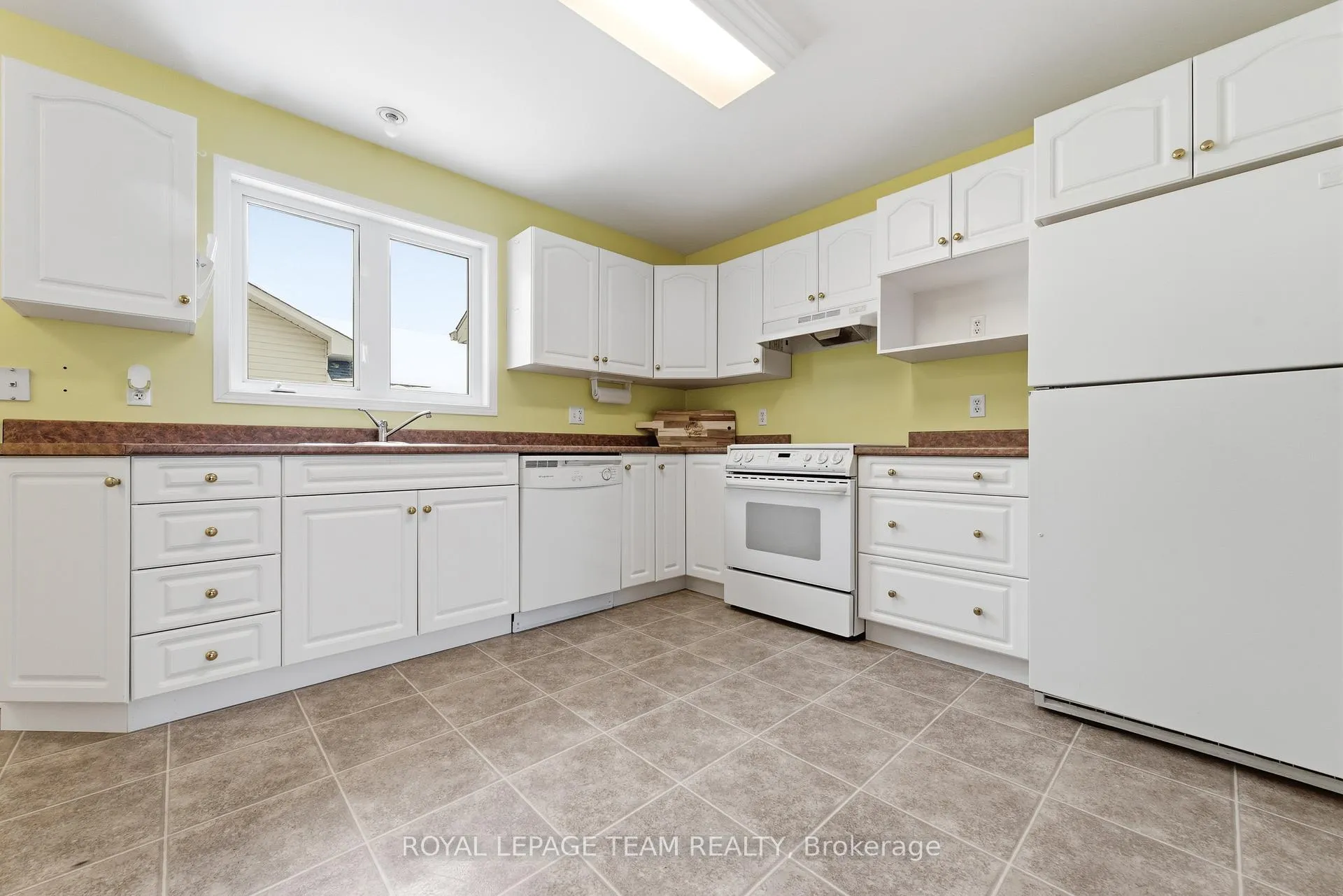 Photo 16 of 451 Mayhew Street, Renfrew — HOMEH