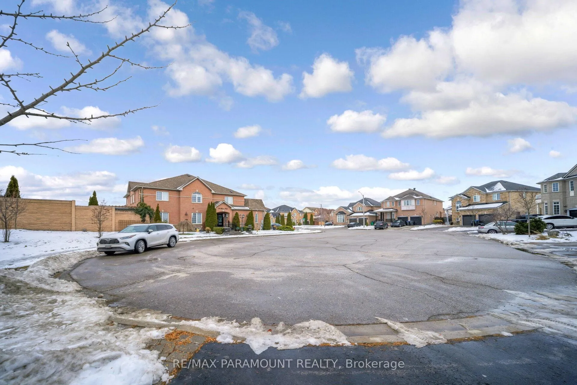 Photo 3 of 35 Flower Trail, Brampton, Bram East — HOMEH
