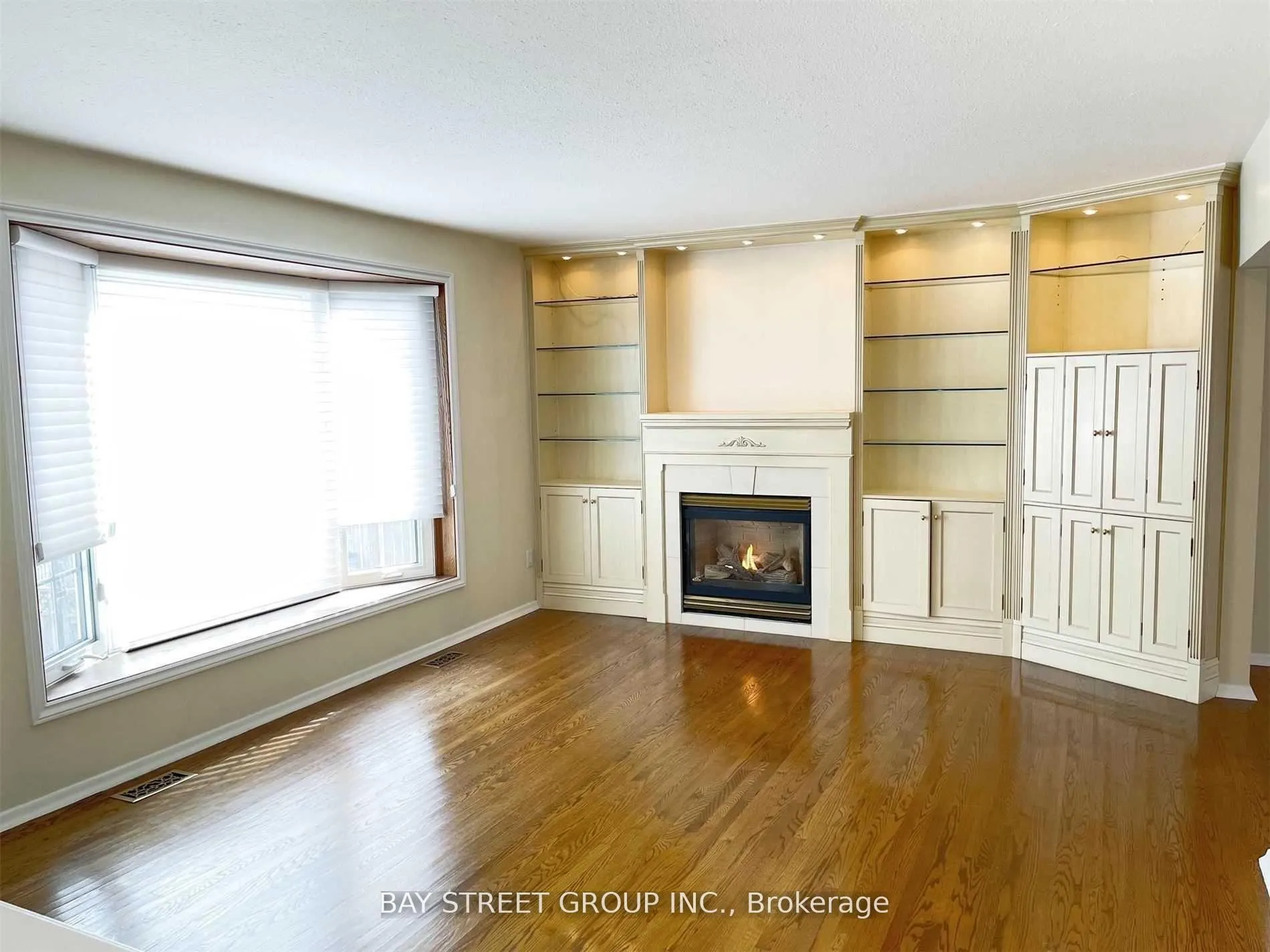 Photo 3 of 41 Walkerton Drive, Markham, Bullock — HOMEH