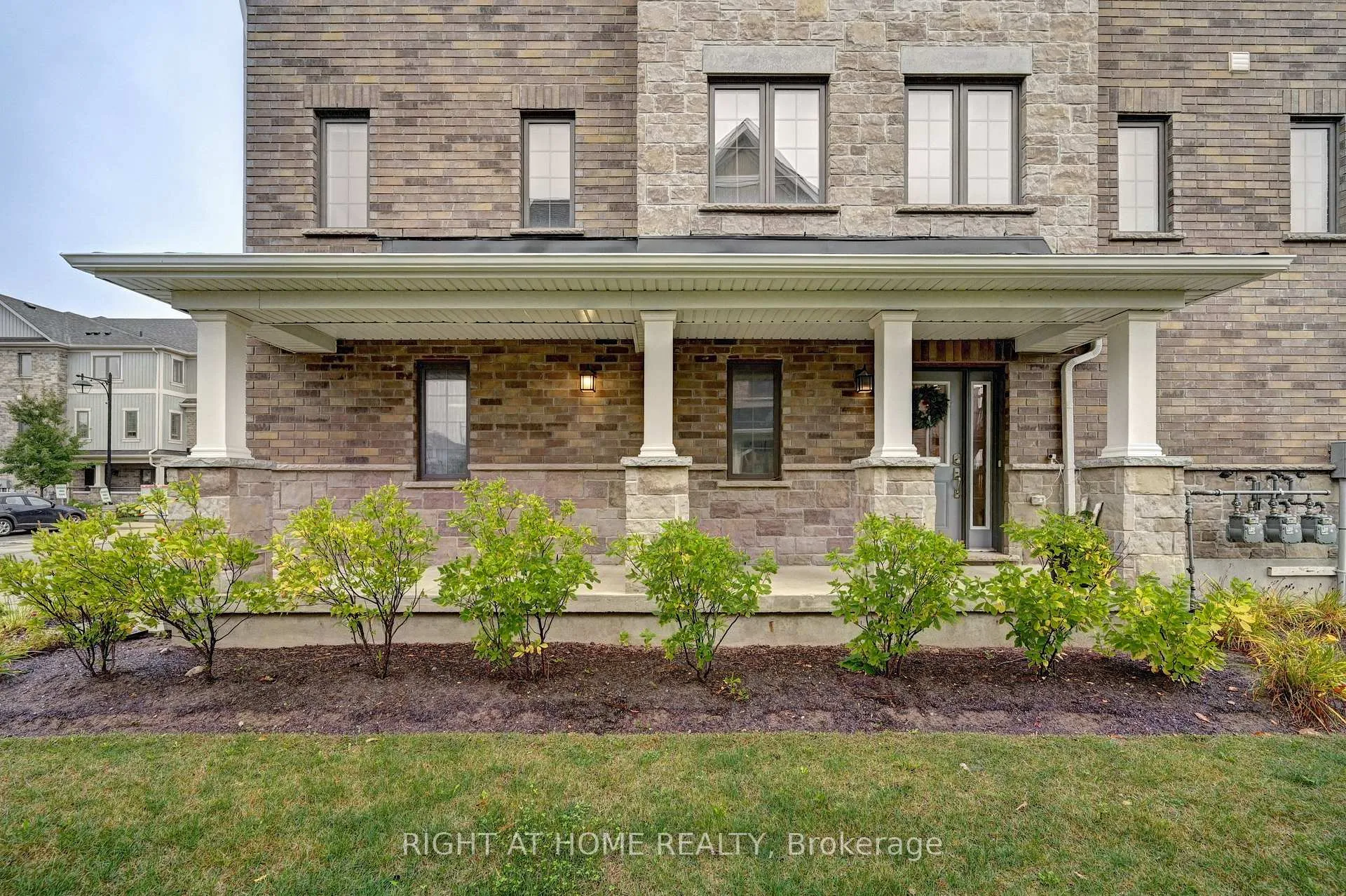 Photo 3 of 14 Bank Swallow Crescent, Kitchener — HOMEH