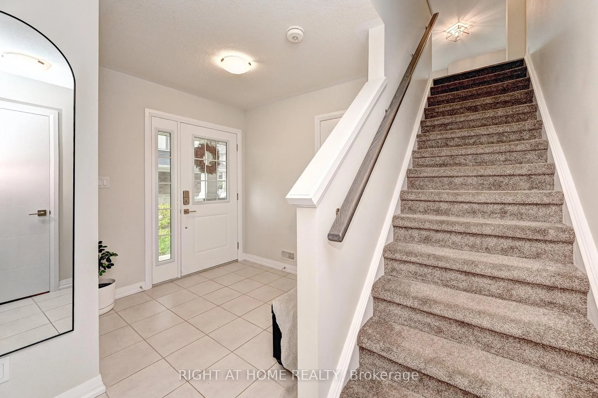 Photo 4 of 14 Bank Swallow Crescent, Kitchener — HOMEH
