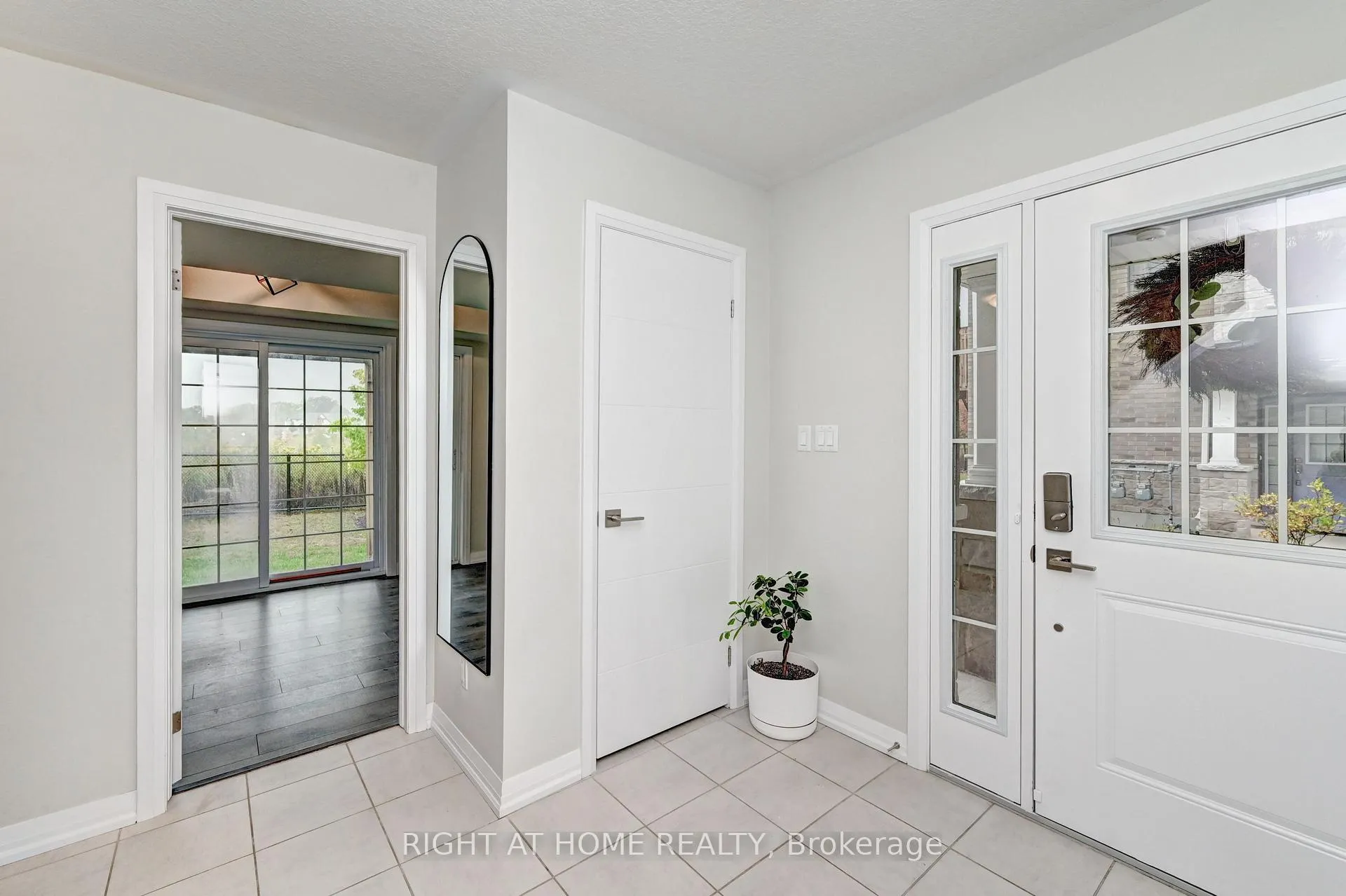 Photo 5 of 14 Bank Swallow Crescent, Kitchener — HOMEH